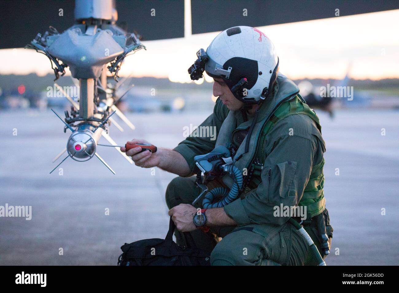 Andrea Occhipinti, ufficiale dei sistemi di armi per aerei F/A-18D Hornet con Marine Fighter Attack Squadron (VMFA) 232, ispeziona un giro di addestramento guidato da laser alla base dell'aeronautica Andersen, Guam, durante il Pacific Iron 2021, 4 agosto 2021. Pacific Iron 2021 si concentra sul dispiegamento, sul funzionamento e sul sostegno delle forze provenienti da basi disperse più piccole nella regione Indo-Pacific. Foto Stock