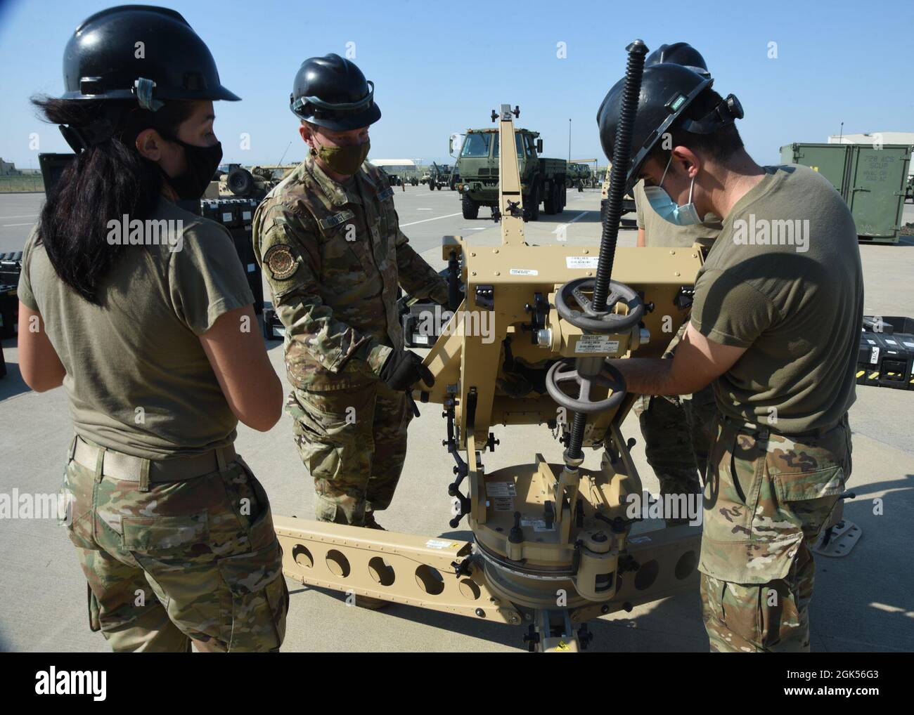 726a Air Control Squadron Airmen lavorano insieme per installare un martinetto di sollevamento alla base di un Airbus Ranger alla base dell'aeronautica militare Mountain Home, Idaho, 4 agosto 2021. Il martinetto di sollevamento controlla il movimento angolare di un Ranger Airbus. Foto Stock