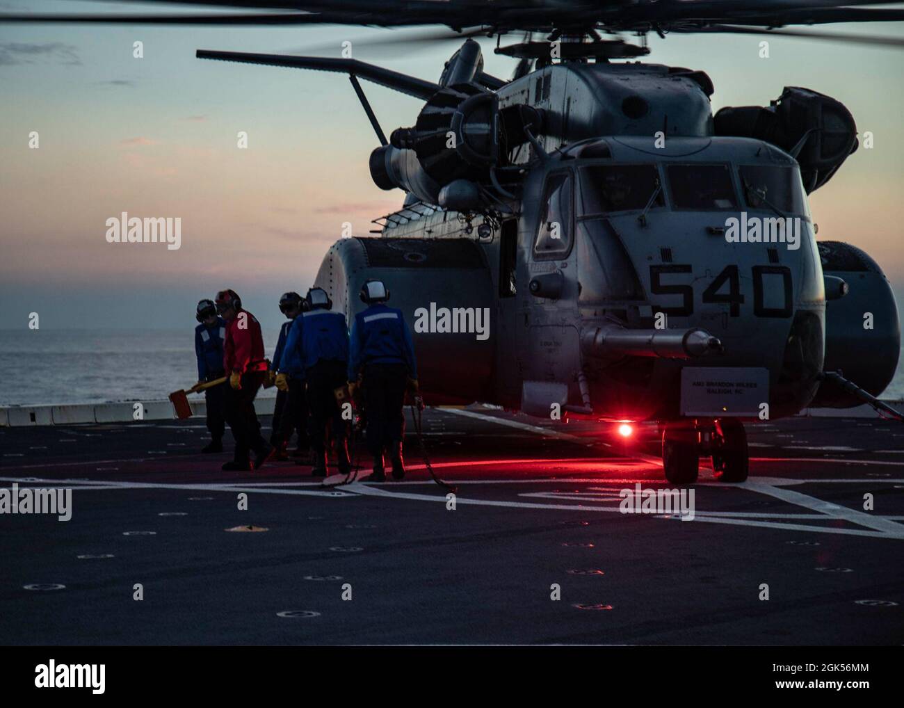 210804-N-YP246-1286 OCEANO PACIFICO (AGOSTO 4, 2021) i marinai rimuovono cunei e catene da un elicottero MH-53E Sea Dragon della miniera di elicottero contromisure Squadron quattordici (HM 14) a bordo della nave da trasporto anfibio USS Green Bay (LPD 20). Green Bay, parte di Amphibious Squadron 11, opera nell'area di responsabilità della settima flotta degli Stati Uniti per migliorare l'interoperabilità con alleati e partner e funge da pronta forza di risposta per difendere la pace e la stabilità nella regione Indo-Pacific. Foto Stock