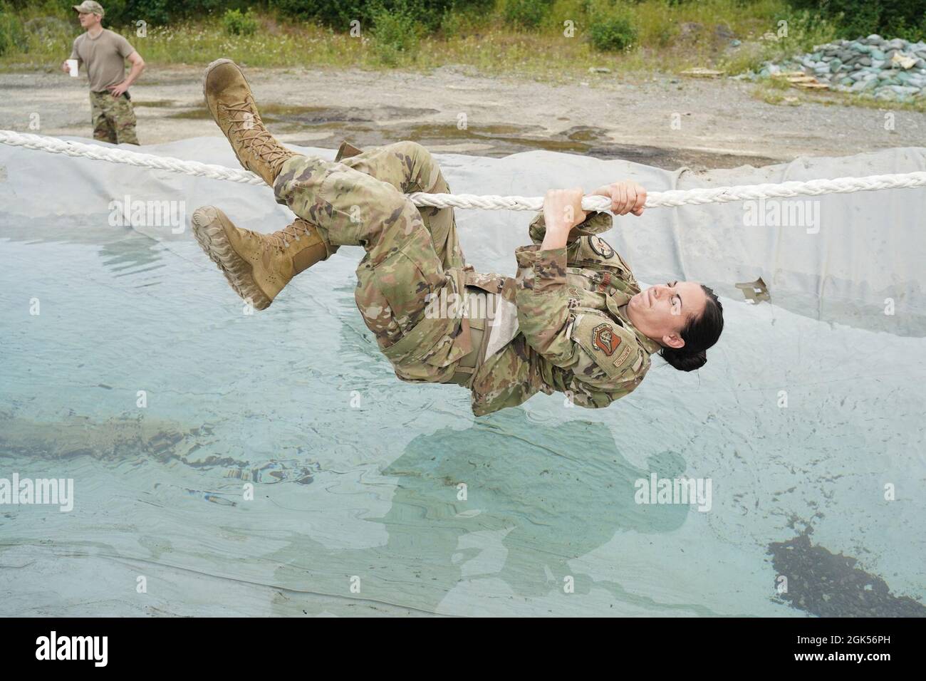 U.S. Air Force Tech. SGT. Alisha Derrick, un nativo di Rockford, Ohio, assegnato al 773d ingegnere civile Squadron, supera un ostacolo di corda durante il primo ingegnere di base forza di emergenza, o prime BEEF, programma al Camp Mad Bull su Joint base Elmendorf Richardson, Alaska, 4 agosto 2021. Gli Airmen hanno lavorato in piccole squadre sul corso sugli ostacoli multi-stazione per prepararsi alle situazioni che potrebbero incontrare mentre si trovano in un ambiente implementato. Foto Stock