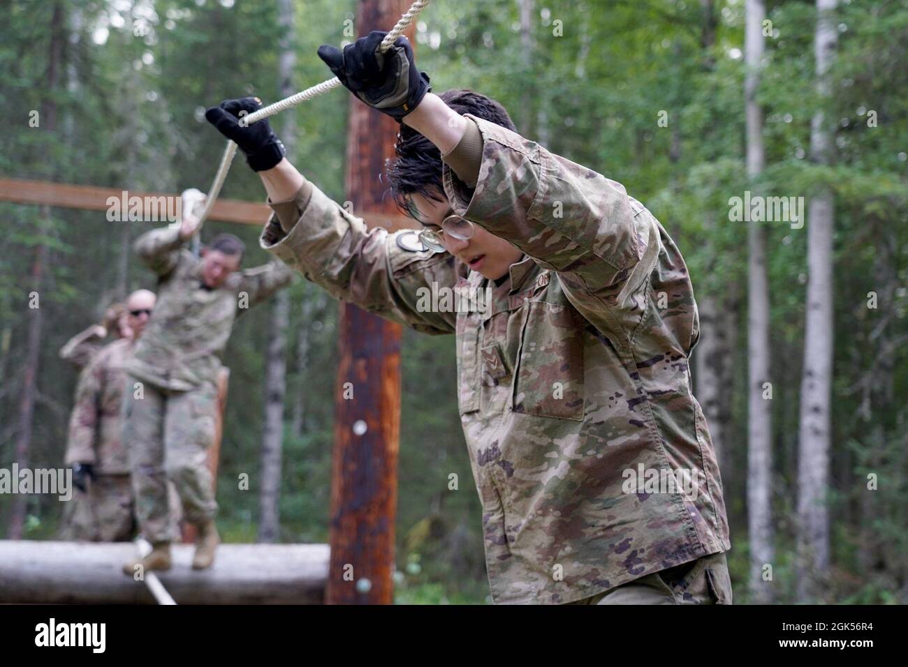 US Air Force Airman 1st Class D'Angelo Betancourt, un nativo di New Orleans, la., assegnato al 773d ingegnere civile Squadron, attraversa un ponte di corda durante la prima base ingegnere Emergency Force, o prime BEEF, programma al Camp Mad Bull su Joint base Elmendorf-Richardson, Alaska, 4 agosto 2021. Gli Airmen hanno lavorato in piccole squadre sul corso sugli ostacoli multi-stazione per prepararsi alle situazioni che potrebbero incontrare mentre si trovano in un ambiente implementato. Foto Stock