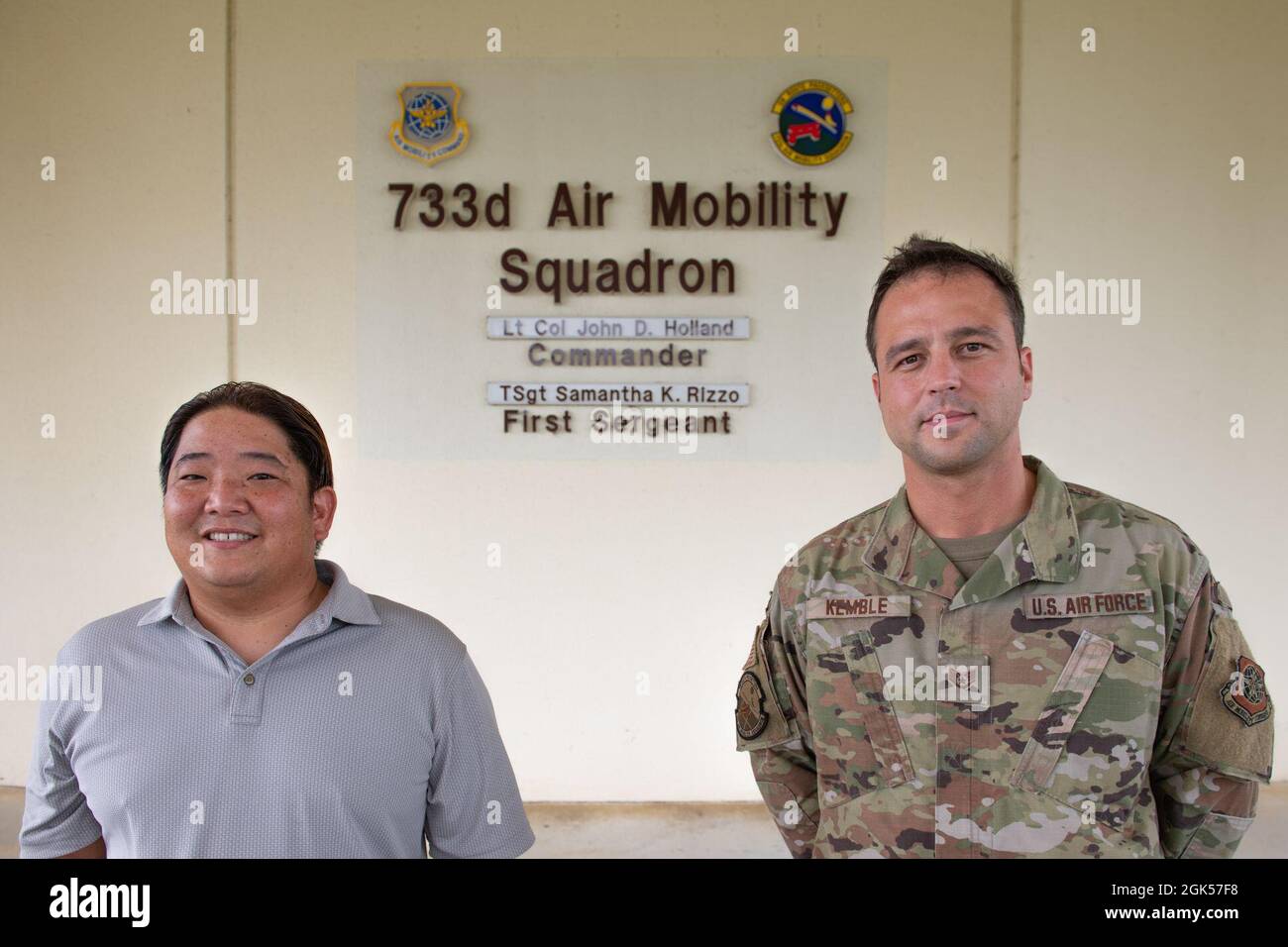 Brandon Yoneda, dipendente dell'Air Force GS-11 degli Stati Uniti, responsabile delle operazioni dei terminali aerei e membro del personale dell'Air Force degli Stati Uniti Sgt. Kyle Kemble, asset valutator, entrambi con il 733esimo Air Mobility Squadron, posa per una foto alla Kadena Air base, Giappone, 5 agosto 2021. Yoneda e Kemble hanno aiutato a salvare la vita di quattro abitanti giapponesi dopo che il loro kayak ha girato sopra al largo della costa di Capo Zampa, 13 giugno 2021. I kayakers erano stati bloccati in acqua per 30 minuti prima di essere trovati. Foto Stock