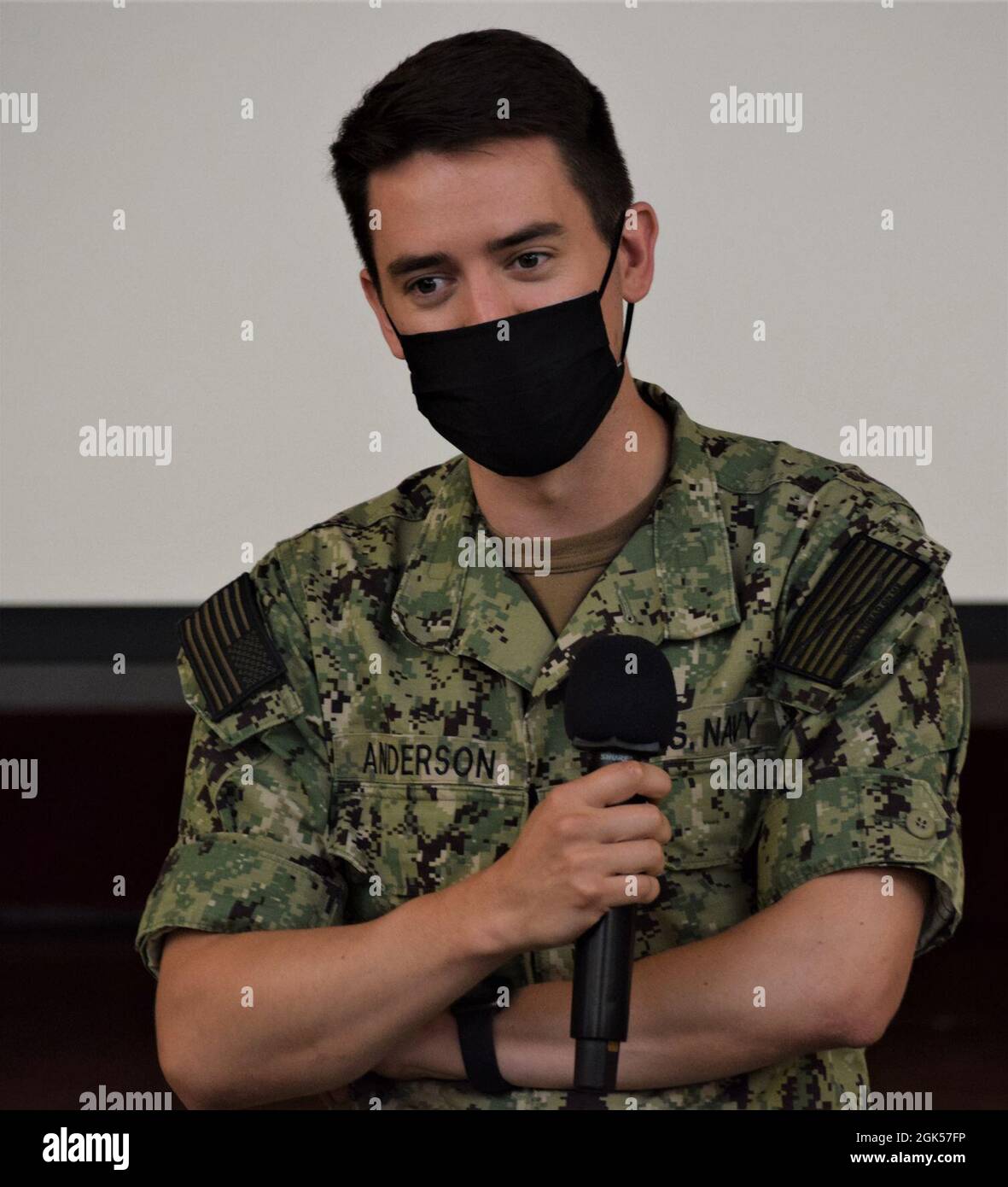 Maxwell Anderson si rivolge a una folla seduta durante il Mental Health and Wellness Expo 2021, chiedendo a chi è presente di concentrarsi sul concetto di consapevolezza. Come psicologo del personale attaccato al comando di Medicina Navy e addestramento Foto Stock