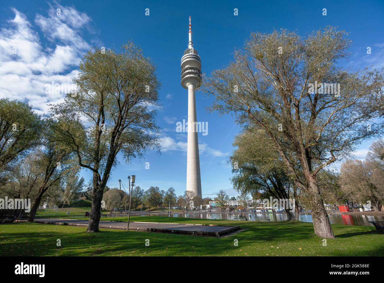 Olympiapark e Torre Olympiaturm - Monaco, Baviera, Germania Foto Stock