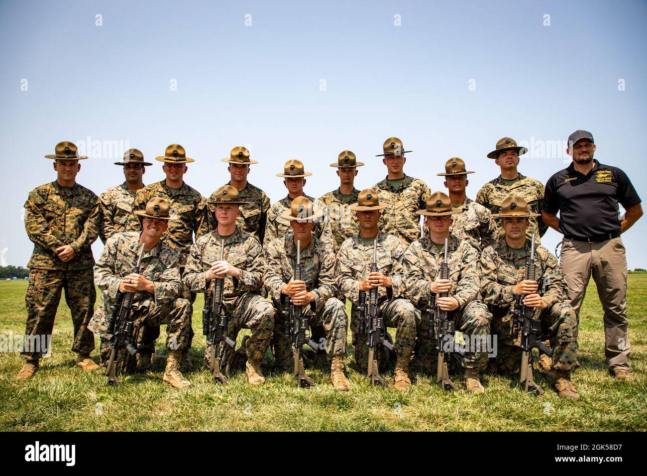 I marines degli Stati Uniti con la squadra di fucile del corpo di marina competono nella partita nazionale del Trofeo della squadra durante le 2021 partite nazionali su Camp Perry, Ohio, 4 agosto 2021. I partecipanti hanno gareggiato con sei squadre-uomo, ogni sparatutto sparando un aggregato cronometrato di 100 punti usando i fucili di servizio A4 della partita nazionale M-16 dalle linee di 600, 300 e 200 iarde in posizione seduta e eretta. Le partite nazionali, chiamate anche la “World Series of Shooting Sports”, sono una tradizione di Camp Perry dal 1907. Più di 4,500 partecipanti competono ogni anno. Foto Stock