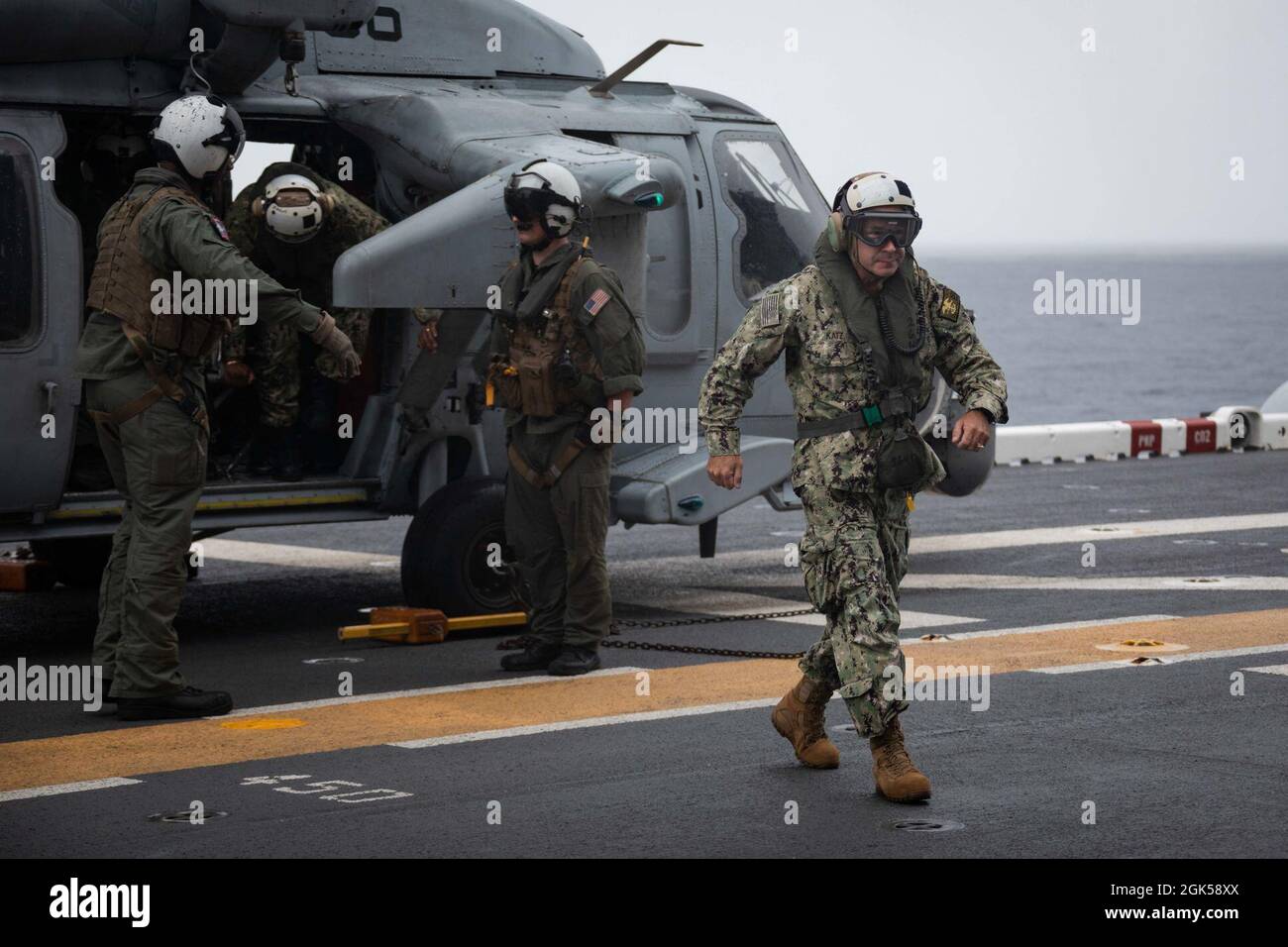 210805-N-MZ836-3046 OCEANO ATLANTICO (AGOSTO 5, 2021) ADM posteriore. Robert Katz, comandante, Expeditionary Strike Group 2, sbarca un elicottero MH-60 Sea Hawk attaccato a Helicopter Sea Combat Squadron (HSC) 28 dopo l'atterraggio a bordo della nave d'assalto anfibio di classe Wasp USS Kearsarge (LHD 3) 5 agosto 2021. Kearsarge è in corso per supportare l'esercizio 2021 su larga scala (LSE 2021). LSE 2021 dimostra la capacità della Marina di impiegare una forza precisa, letale e schiacciante a livello globale attraverso tre comandi di componenti navali, cinque flotte numerate e 17 fusi orari. LSE 2021 unisce il cappello da training live e sintetico Foto Stock
