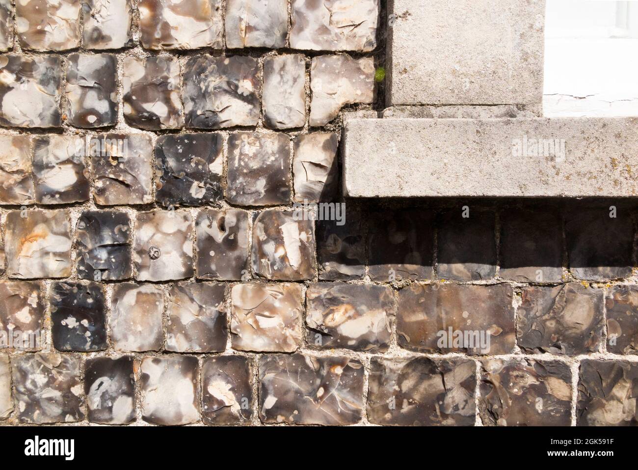 Edificio costruito / costruito da tradizionali blocchi di pietra focaia / cubetto mattoni pietra focaia ciottoli, a Lewes, East Sussex. REGNO UNITO (127) Foto Stock