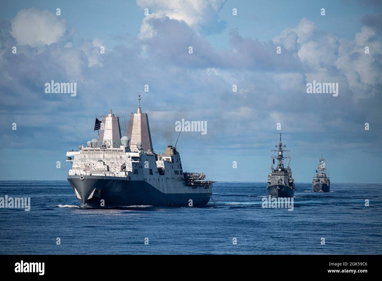 OCEANO PACIFICO (ago. 5, 2021) la nave portuale di trasporto anfibia USS New Orleans (LPD 18), a sinistra, si inaridisce in formazione con il cacciatorpediniere JS Makinami (DD 112), centro, la fregata della Royal Australian Navy HMAS Ballarat (FFH 155), e la nave d'assalto anfibia USS America (LHA 6). America Expeditionary Strike Group insieme alla 31esima unità di spedizione marina, stanno conducendo operazioni a fianco di nazioni partner e alleati a sostegno del Combined and Joint Battle Problem (CJBP). CJBP è una delle molte operazioni nidificate sotto la US Indo-Pacific C. Foto Stock