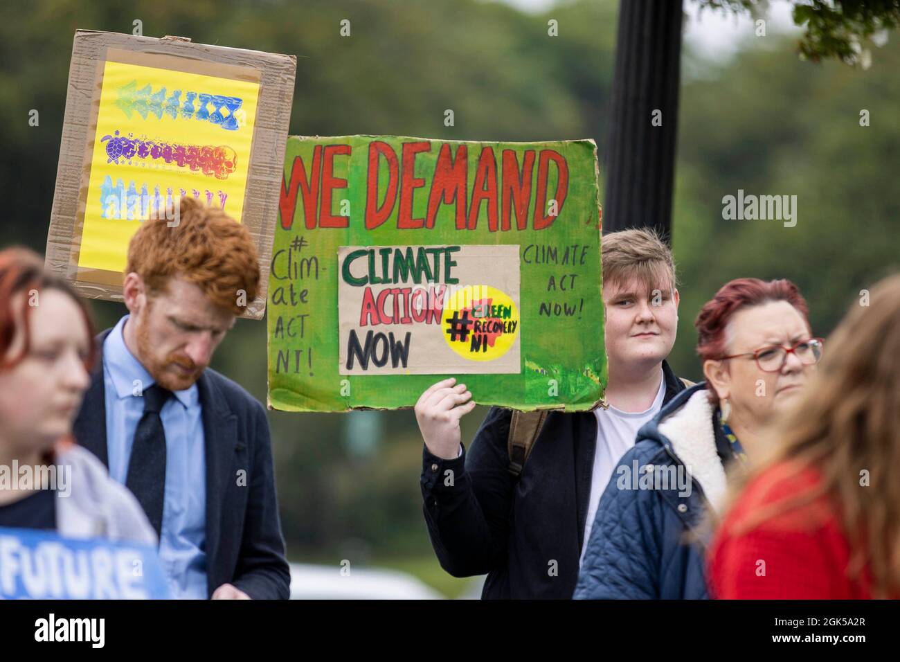 L’SDLP MLA Matthew o’Toole (sinistra) è in piedi con attivisti climatici che prendono parte a una manifestazione con attivisti climatici sulle scale degli edifici del Parlamento, Belfast, chiedendo un Net-Zero Climate Act per fermare la crisi climatica. Data foto: Lunedì 13 2021 settembre. Foto Stock