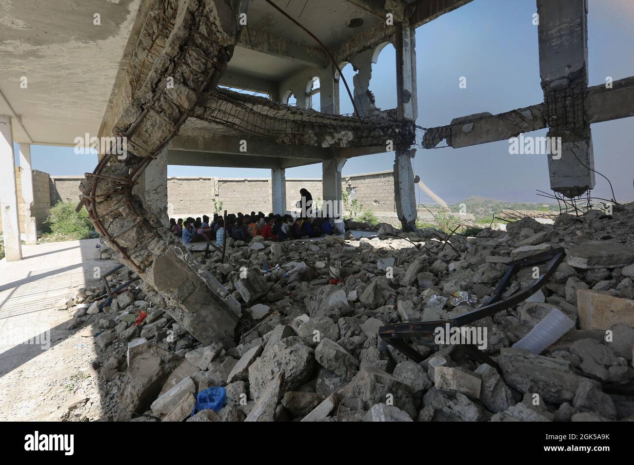 Taiz Yemen - 07 Ott 2020 : i bambini yemeniti studiano all'interno di una scuola distrutta dalla guerra a Taiz City, Yemen Foto Stock