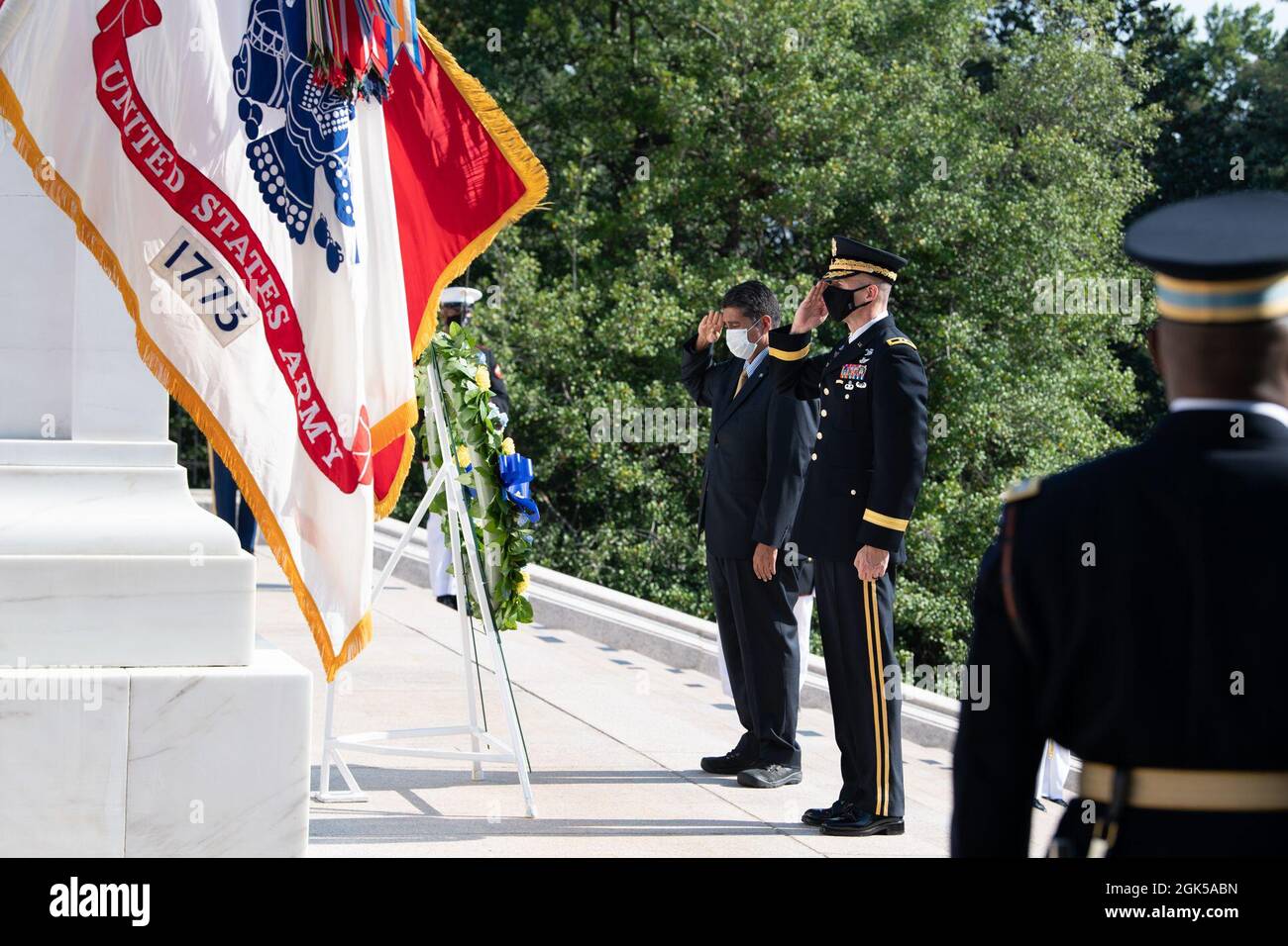 Il presidente Surangel Whipps, presidente di Palau, rende un saluto con il Gen. Allan M. Pepin, distretto militare di Washington comandante generale, alla Tomba del cimitero nazionale di Arlington degli Unknowns, Arlington, Va., 05 agosto 2021. La cerimonia della corona d'onore delle forze armate fu ospitata dal generale dell'esercito degli Stati Uniti Allan M. Pepin. Foto Stock