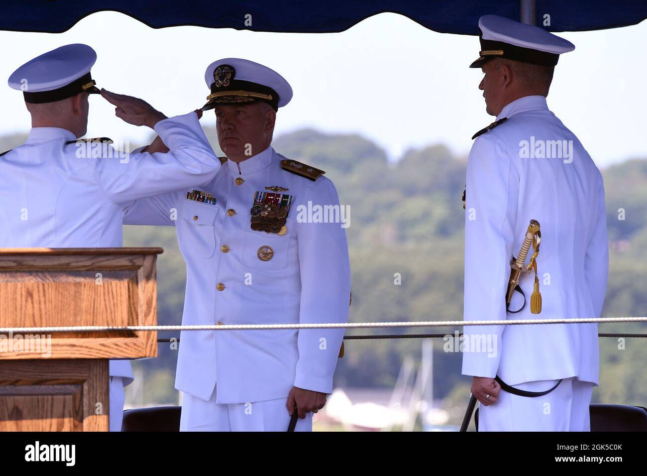 210806-N-GR655-162 GROTON, Conn. (Agosto 6, 2021) – ADM posteriore. Rick Seif, comandante, Undersea Warfighting Development Center, restituisce un saluto da CMdR. Jacob ferisce come allevia formalmente il CMdR. Shawn William, a destra, durante una cerimonia di cambio di comando del sottomarino Readiness Squadron (SRS) 32 alla nave storica Nautilus (SSN 571) a Groton, Conn., 6 agosto 2021. SRS 32 fornisce servizi di supporto e mantiene la preparazione della missione per i sottomarini della Marina, con sede presso la base sottomarina Navale di New London, Connecticut. Foto Stock