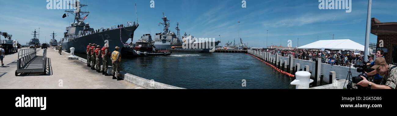 NORFOLK, Virginia (agosto 6, 2021) – le famiglie attendono il ritorno del cacciatorpediniere missilistico guidato di classe Arleigh Burke USS Mahan (DDG 72). Mahan, una nave del gruppo di Strike della portante di Eisenhower (IKE CSG) è ritornata a homeport nella stazione navale di Norfolk 6 agosto, dopo un dispiegamento di sei mesi alle aree di funzionamento della flotta degli Stati Uniti 5 e 6. Foto Stock