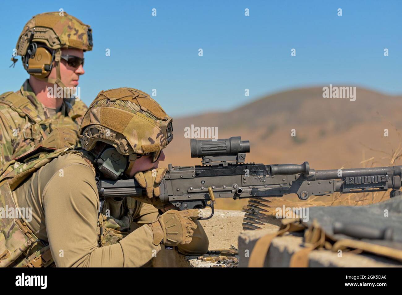 Da sinistra, U.S. Air Force 1st Lt. Christopher Gottschall, 126th Security Forces Squadron Commander, e Tech. SGT. Blake Burden, 126 thC forze di sicurezza non commissionate-ufficiale-in-carica di armi da combattimento, lavorano insieme per sparare una mitragliatrice pesante M240 Bravo a Camp San Luis Obispo, California, 6 agosto 2021. I due membri del servizio, lo squadrone della Guardia Nazionale aerea dell'Illinois, hanno trascorso la giornata qualificandosi in armi necessarie per il loro campo di carriera. Foto Stock