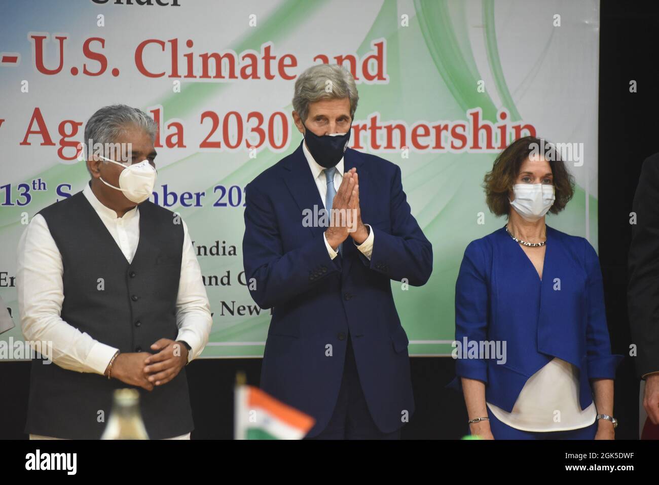 New Delhi, India. 13 settembre 2021. Il Ministro per l'ambiente, le foreste e i cambiamenti climatici, Bhupender Yadav con l'inviato presidenziale Speciale per il clima degli Stati Uniti, John Kerry e l'ambasciatore Patricia Licinia a New Delhi si salutano a vicenda durante il lancio del dialogo per la mobilitazione del clima e delle finanze per il partenariato dell'Agenda 2030 per l'energia pulita. (Foto di Sondeep Shankar/Pacific Press) Credit: Pacific Press Media Production Corp./Alamy Live News Foto Stock