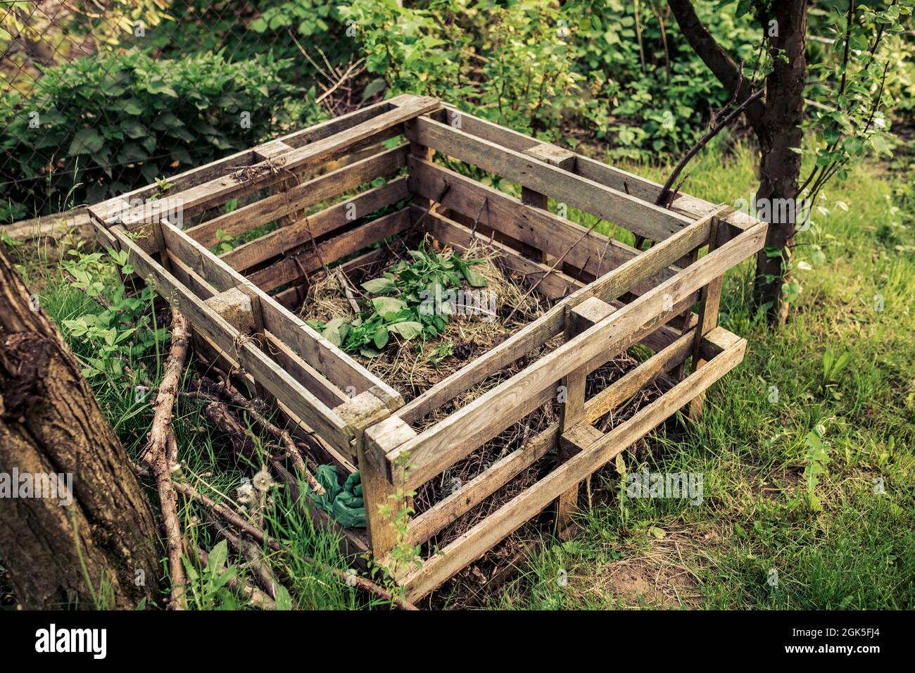 Contenitore per compost pallet. Composter fatto og pallet in giardino Foto  stock - Alamy