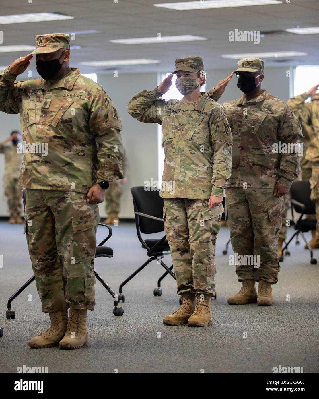 Comando Sgt. Maj. Ciearro M. Faulk, Briga. Gen. Pamela L. McGaha e Command Sgt. Il Major Ricardo M. Saunders rende un omaggio di mano durante il gioco dell'inno Nazionale come parte della cerimonia del Cambio di responsabilità del 143d comando di sostegno (Expeditionary) presso la sua sede ad Orlando, Fla. Foto Stock