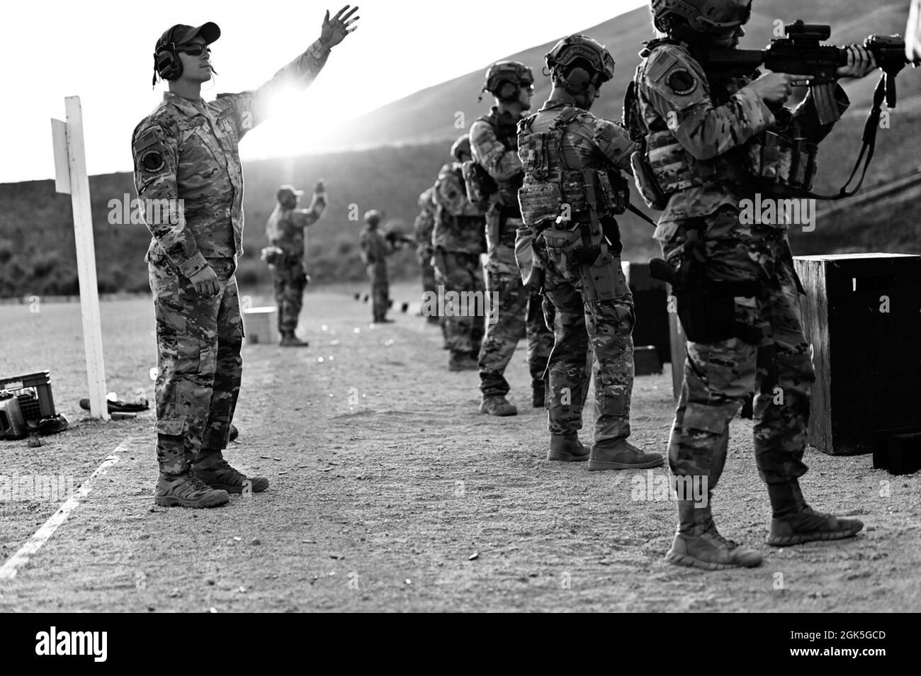 U.S. Air Force Tech. SGT. Alexander Cairy, segnala all'operatore della torre a Camp San Luis Obispo, California, 7 agosto 2021. Cairy e il suo squadrone della Guardia Nazionale dell'Illinois Air hanno partecipato all'allenamento annuale e hanno sparato una varietà di armi. Foto Stock U.S. Air Force Tech. SGT. Alexander Cairy, segnala all'operatore della torre a Camp San Luis Obispo, California, 7 agosto 2021. Cairy e il suo squadrone della Guardia Nazionale dell'Illinois Air hanno partecipato all'allenamento annuale e hanno sparato una varietà di armi. Foto Stock