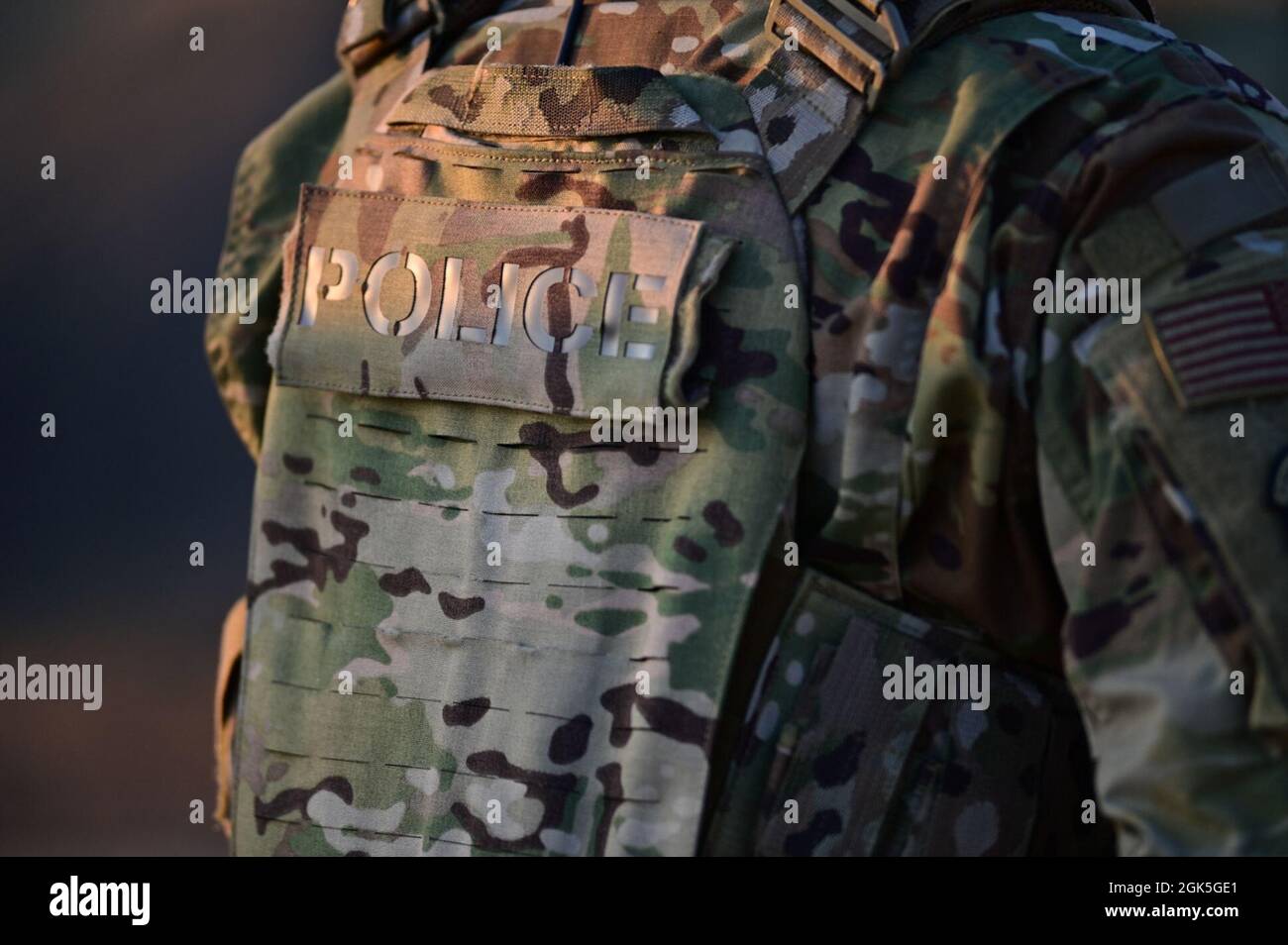 La patch della polizia dell'Aeronautica militare statunitense si appoggia sull'armatura del corpo di un membro delle forze di sicurezza a Camp San Luis Obispo, California, 7 agosto 2021. Le forze di sicurezza sono un campo di carriera nella Guardia Nazionale aerea dell'Illinois che è responsabile sia della sicurezza delle infrastrutture che dell'applicazione della legge sulle installazioni militari. Foto Stock