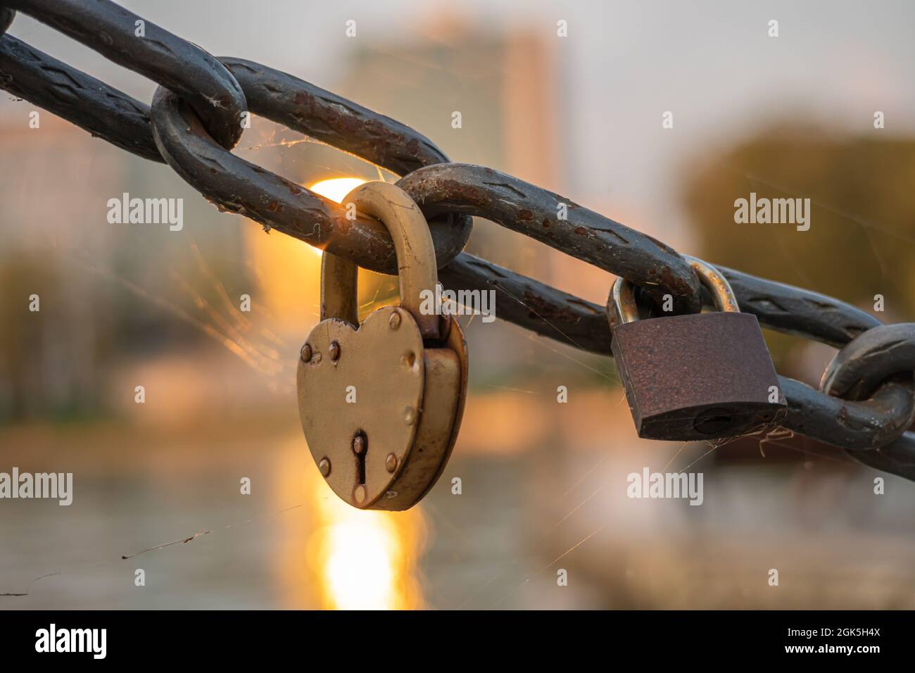 L'amante arrugginito si blocca su una catena su un ponte, gli amanti si blocca su una catena a ponte Foto Stock