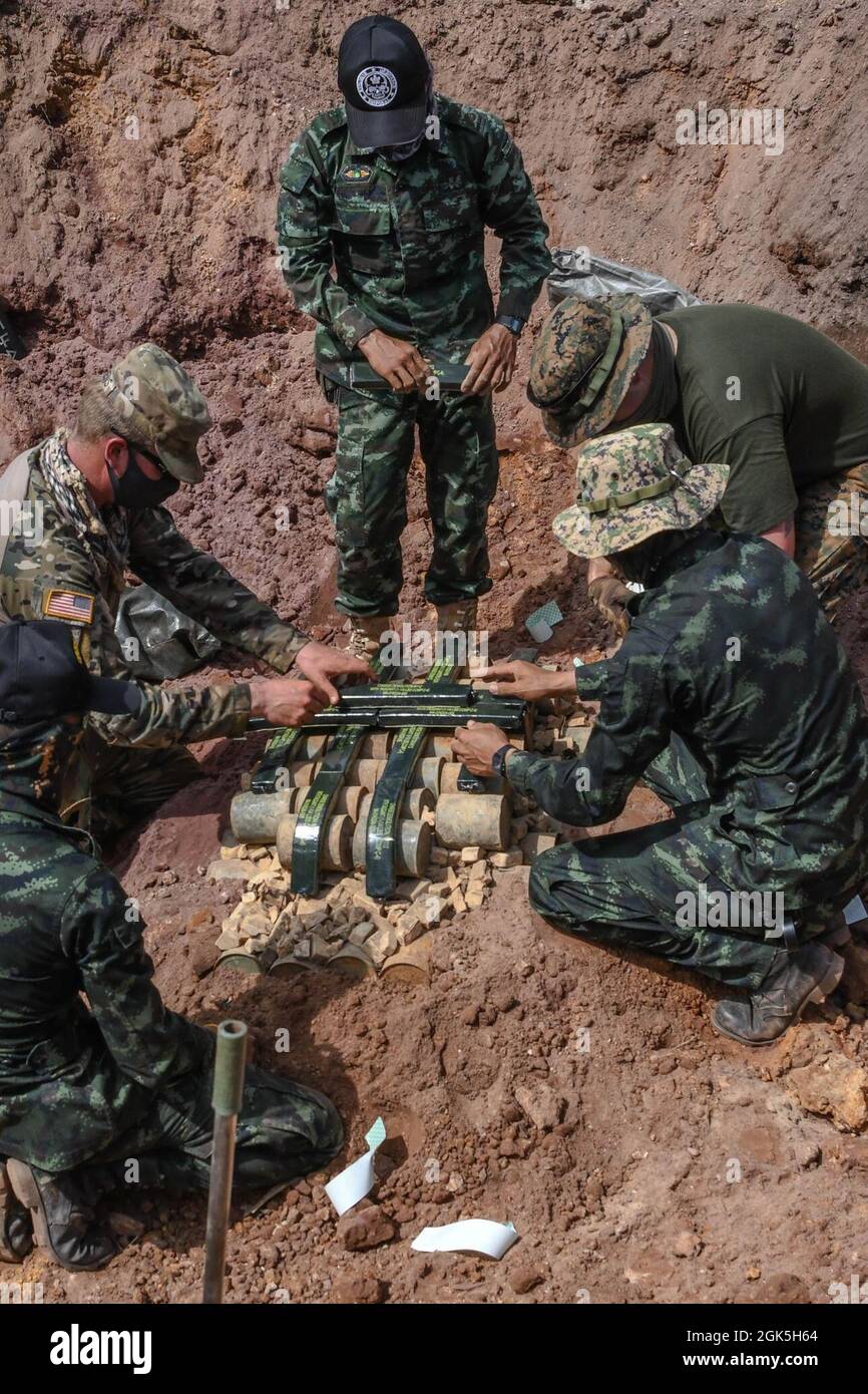 I membri del servizio Royal Thai e degli Stati Uniti collocano esplosivi C-4 sulle mine terrestri M16 e PMD per la detonazione su larga scala durante l'esercizio Cobra Gold 21 presso l'area di addestramento Ta Mor Roi nella Provincia di Surin, Thailandia, 7 agosto 2021. Royal Thai e le forze armate degli Stati Uniti hanno lavorato insieme durante l'esercizio per condurre operazioni di smaltimento delle mine terrestri, formazione sulla procedura di render-safe, e formazione in coppia sulla risposta medica trauma. Questo esercizio è in linea con il Dipartimento della Difesa degli Stati Uniti del programma di azione per la miniera umanitaria, che assiste le nazioni in partnership colpite dalle mine terrestri, dai resti esplosivi della guerra e dagli effetti pericolosi Foto Stock