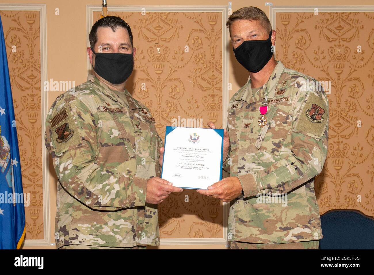 Il 192nd Medical Group, Virginia Air National Guard, tiene un cambio di comando e cerimonia di pensionamento 7 agosto 2021, a Joint base Langley-Eustis, Virginia. Il col. Frank Y. Yang prese il comando del gruppo dal col. Jason R. Price che poi si ritirò dal VaANG. Foto Stock