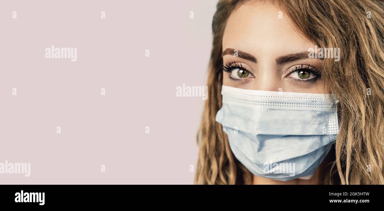 Giovane donna con maschera chirurgica, protezione e precauzione per malattie contagiose. Interruzione del virus corona. Foto di alta qualità Foto Stock