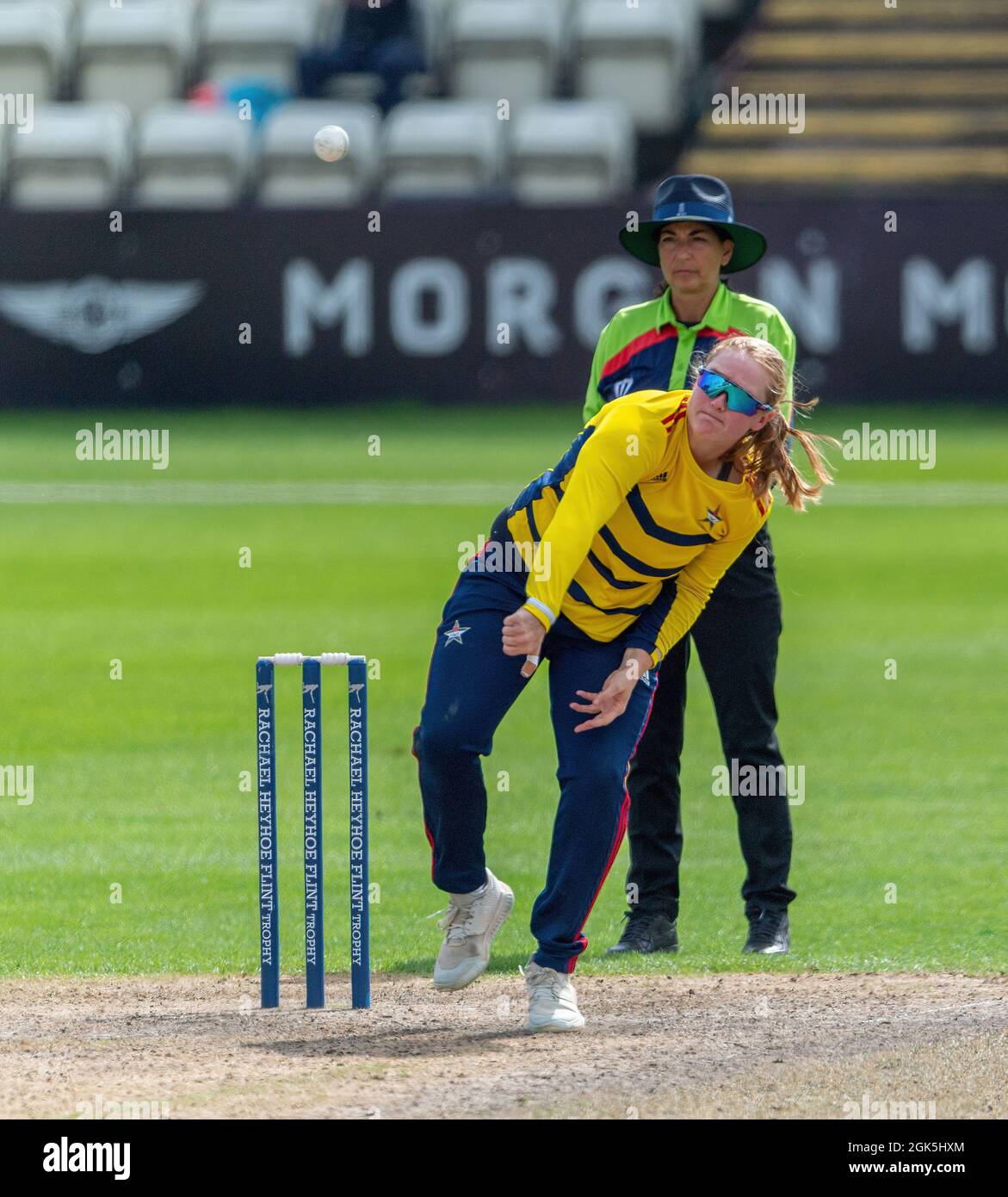 Bryony Smith di South East Stars bowling in una partita Rachael Heyhoe Flint Trophy contro Central Sparks Foto Stock