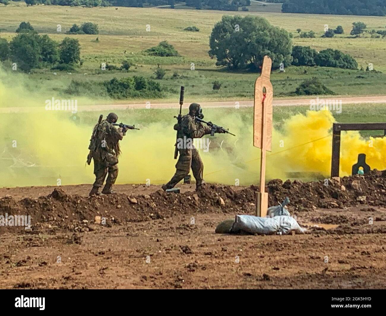 Un team di cecchini americano si muove attraverso il fumo proveniente da una trincea durante l'evento 1917 del Concorso europeo di miglior cecchino 2021 dell'8 agosto 2021 sulla Hohenfels Training Area, Hohenfels, Germania. L'EBSTC 2021 è un concorso di abilità organizzato dal comando di addestramento dell'Esercito degli Stati Uniti, diretto in Europa e Africa, che include 14 alleati e nazioni partner della NATO partecipanti alla 7th ATC's Hohenfels Training Area, 8-14 agosto. Il concorso europeo Best Sniper Team è stato ideato per migliorare la professionalità e migliorare esprit de Corps. Foto Stock