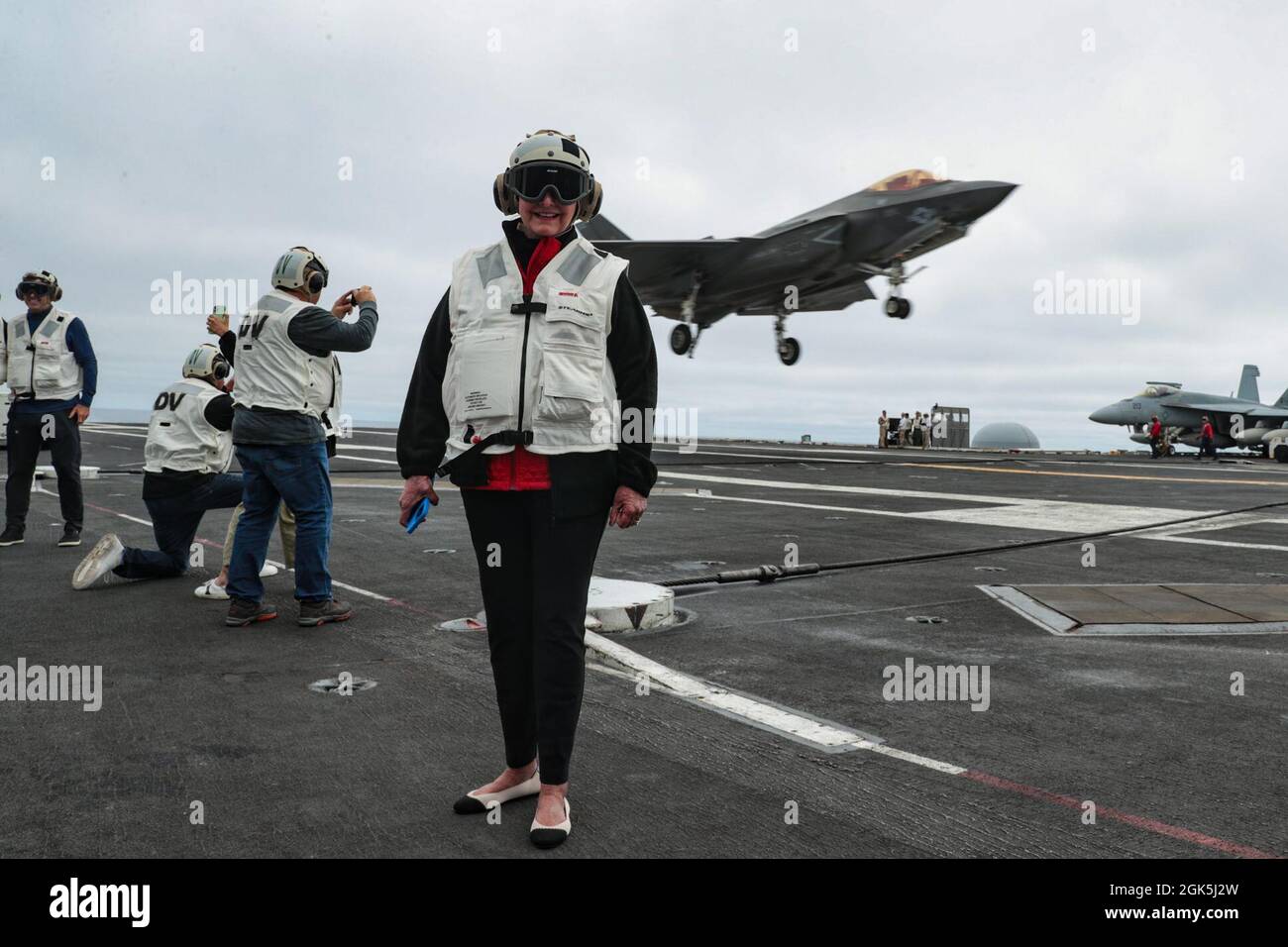 210808-N-NF912-1113 OCEANO PACIFICO (8 agosto 2021) Cindy McCain osserva le operazioni di volo a bordo della portaerei USS Abraham Lincoln (CVN 72). Abraham Lincoln sta conducendo le operazioni di routine nell'area di operazioni della terza flotta degli Stati Uniti. Foto Stock