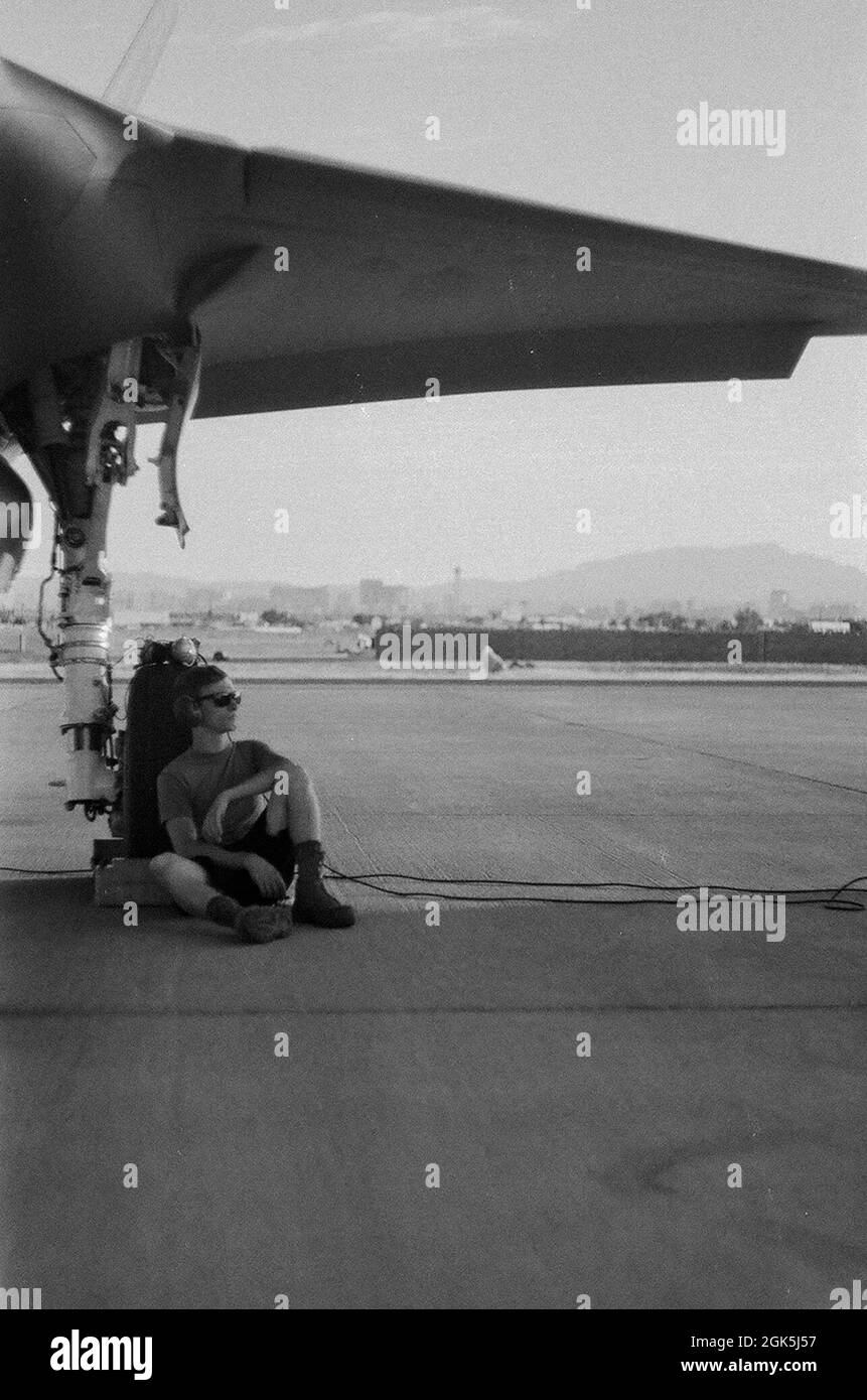 L'Airman senior dell'aeronautica statunitense Michael Blankenship, capo equipaggio assegnato allo Squadrone del 421° Fighter dalla base dell'aeronautica di Hill, Utah, si trova sotto un F-35 Lightning II durante la bandiera rossa 21-3 alla base dell'aeronautica di Nellis, Nevada, 27 luglio 2021. Il F-35 è il velivolo da caccia più letale, sopravvissuto e connesso al mondo, offrendo ai piloti un vantaggio contro qualsiasi avversario e consentendo loro di eseguire la loro missione e tornare a casa al sicuro. Foto Stock