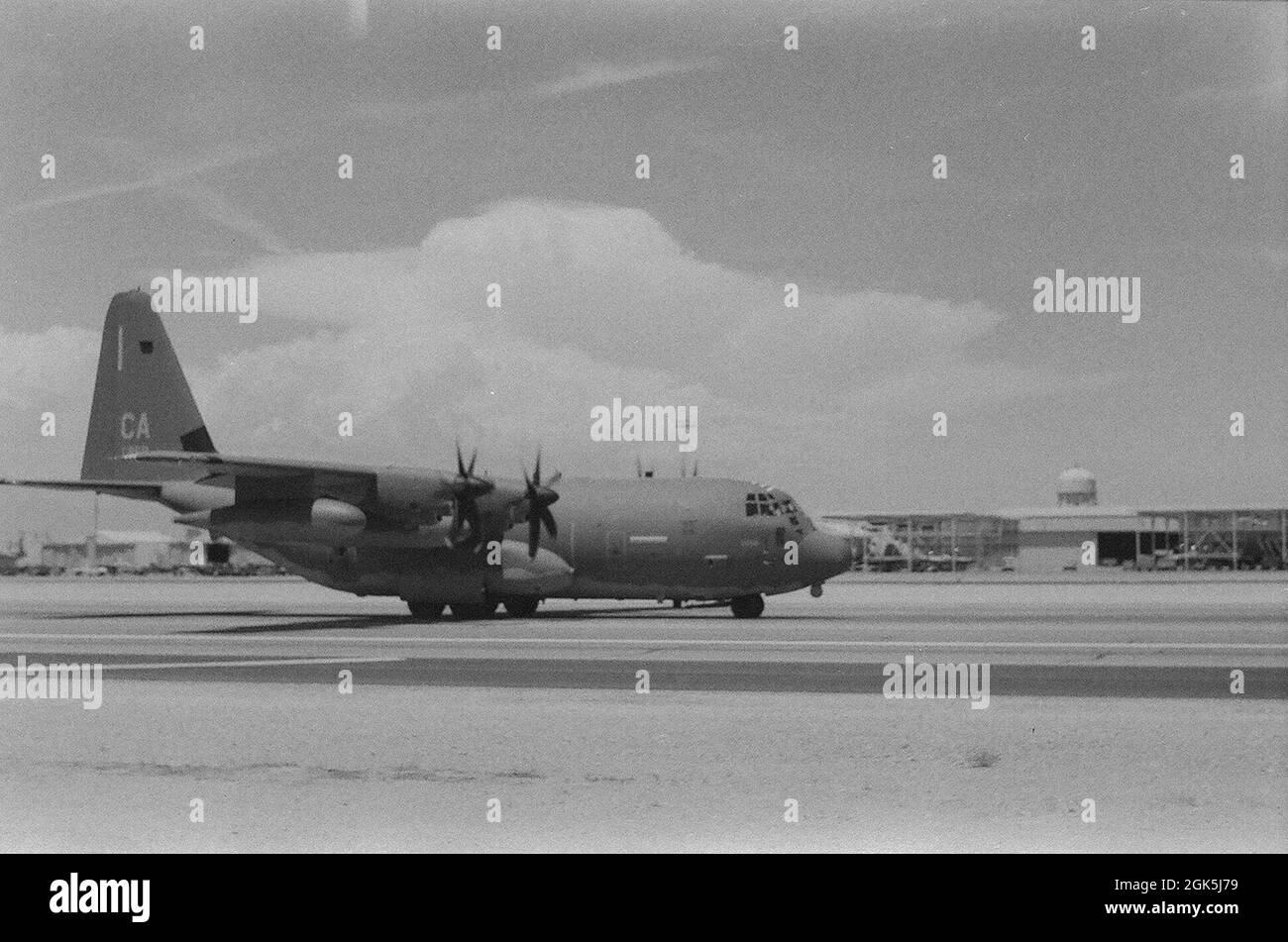 Un HC-130J Combat King II assegnato al 130th Rescue Squadron, Moffett Federal Airfield, California, taxi lungo la pista alla base dell'aeronautica di Nellis, Nevada, 4 agosto 2021. La bandiera rossa ha cominciato in 1975 come esercitazione aerea-combattimento ma si è evoluta per includere la guerra-lotta attraverso i domini dell'aria, dello spazio e del ciberspazio. Prima dell'invenzione delle macchine fotografiche digitali, i membri militari hanno usato le macchine fotografiche di film per documentare le missioni di combattimento che datano tutto il senso indietro alla fine del 1800. Foto Stock