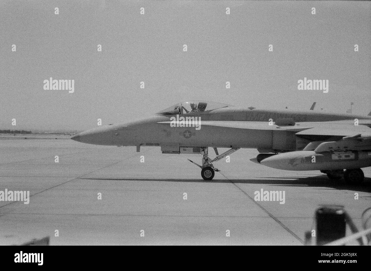 Un F/A-18 C Hornet assegnato alla seconda Ala di aerei marini dalla Stazione aerea del corpo Marino, Carolina del Sud, taxi lungo la linea di volo per partire per la bandiera rossa 21-3 alla base dell'aeronautica di Nellis, Nevada, 3 agosto 2021. Questa bandiera rossa testerà la capacità dei partecipanti di sincronizzare i recenti miglioramenti di comando e controllo nello sviluppo tra i combattenti di quinta generazione e i partner congiunti. Foto Stock