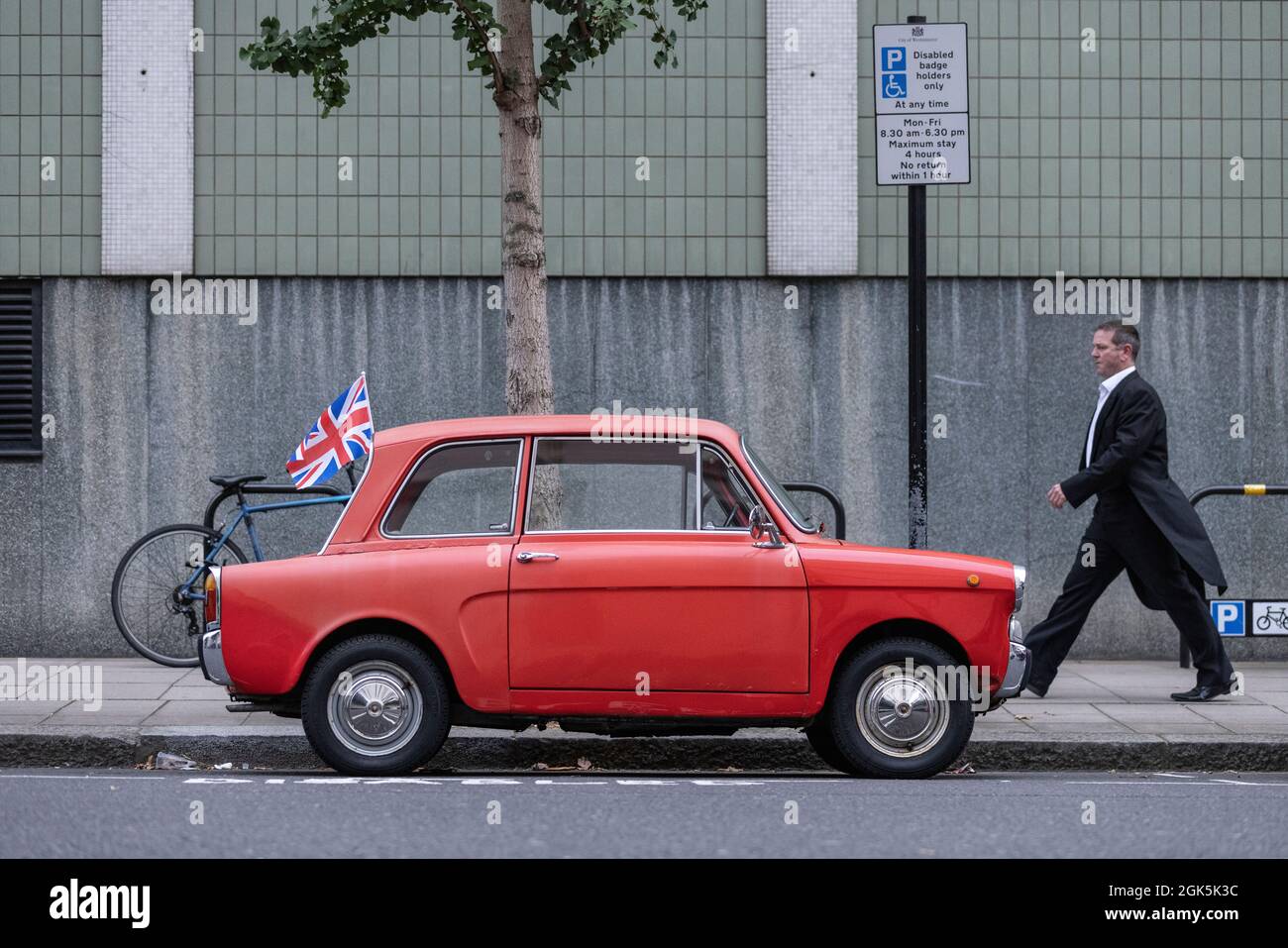 Hillman Imp, una piccola auto economica a due porte prodotta dal 1963 al 1976, parcheggiata lungo la strada a Kensington, nel centro di Londra, Inghilterra, uni Foto Stock