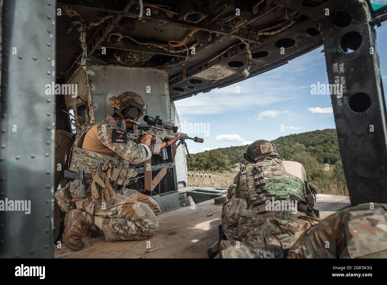 I soldati greci sparano da un elicottero abbattuto durante il Concorso europeo Best Sniper Team a Hohenfels, Germania, 09 agosto 2021. Il Concorso europeo del miglior cecchino del 2021 è un concorso di abilità organizzato dal 7° Army Training Command, diretto dall'Europa dell'esercito e dall'Africa, che comprende 8 alleati e nazioni partner della NATO partecipanti alla 7th ATC's Hohenfels Training Area, 8 agosto 14. Il concorso europeo Best Sniper Team è stato ideato per migliorare la professionalità e migliorare esprit de Corps. Foto Stock