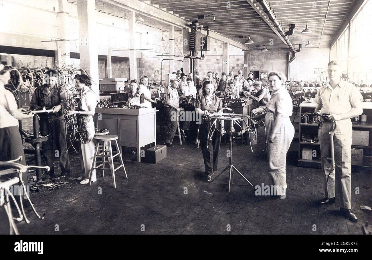 I dipendenti del Red River Ordnance Depot completano i lavori all'interno del reparto elettrico della bottega di carri armati nel giugno 1943. Foto Stock