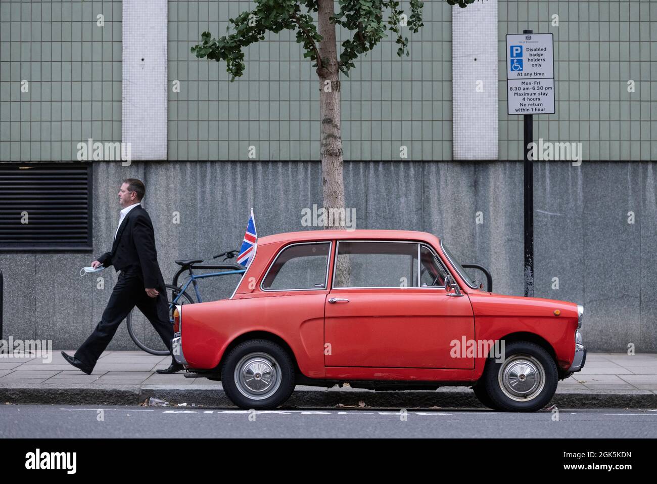 Hillman Imp, una piccola auto economica a due porte prodotta dal 1963 al 1976, parcheggiata lungo la strada a Kensington, nel centro di Londra, Inghilterra, uni Foto Stock