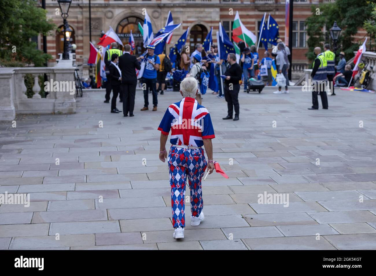 Ultima notte del Prom 2021. L'immagine mostra i partecipanti che si accodano all'esterno della Royal Albert Hall prima della serata annuale dei concerti britannici. Foto Stock