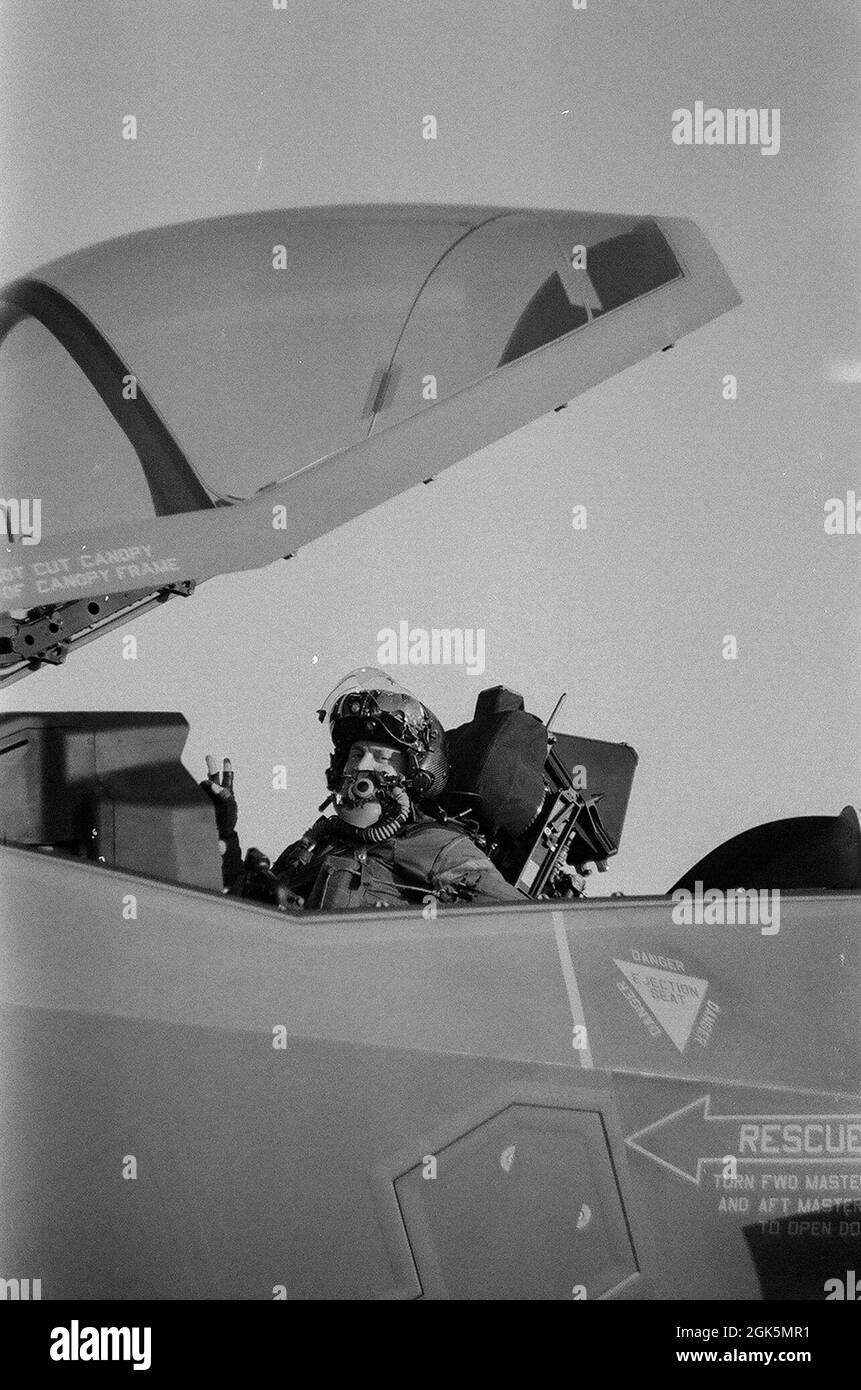 Un pilota F-35 Lightning II assegnato al 421esimo Fighter Squadron della base dell'aeronautica di Hill, Utah, esegue controlli pre-volo prima del lancio durante la bandiera rossa 21-3 alla base dell'aeronautica di Nellis, Nevada, 27 luglio 2021. Il F-35 è il velivolo da caccia più letale, sopravvissuto e connesso al mondo, offrendo ai piloti un vantaggio contro qualsiasi avversario e consentendo loro di eseguire la loro missione e tornare a casa al sicuro. Foto Stock