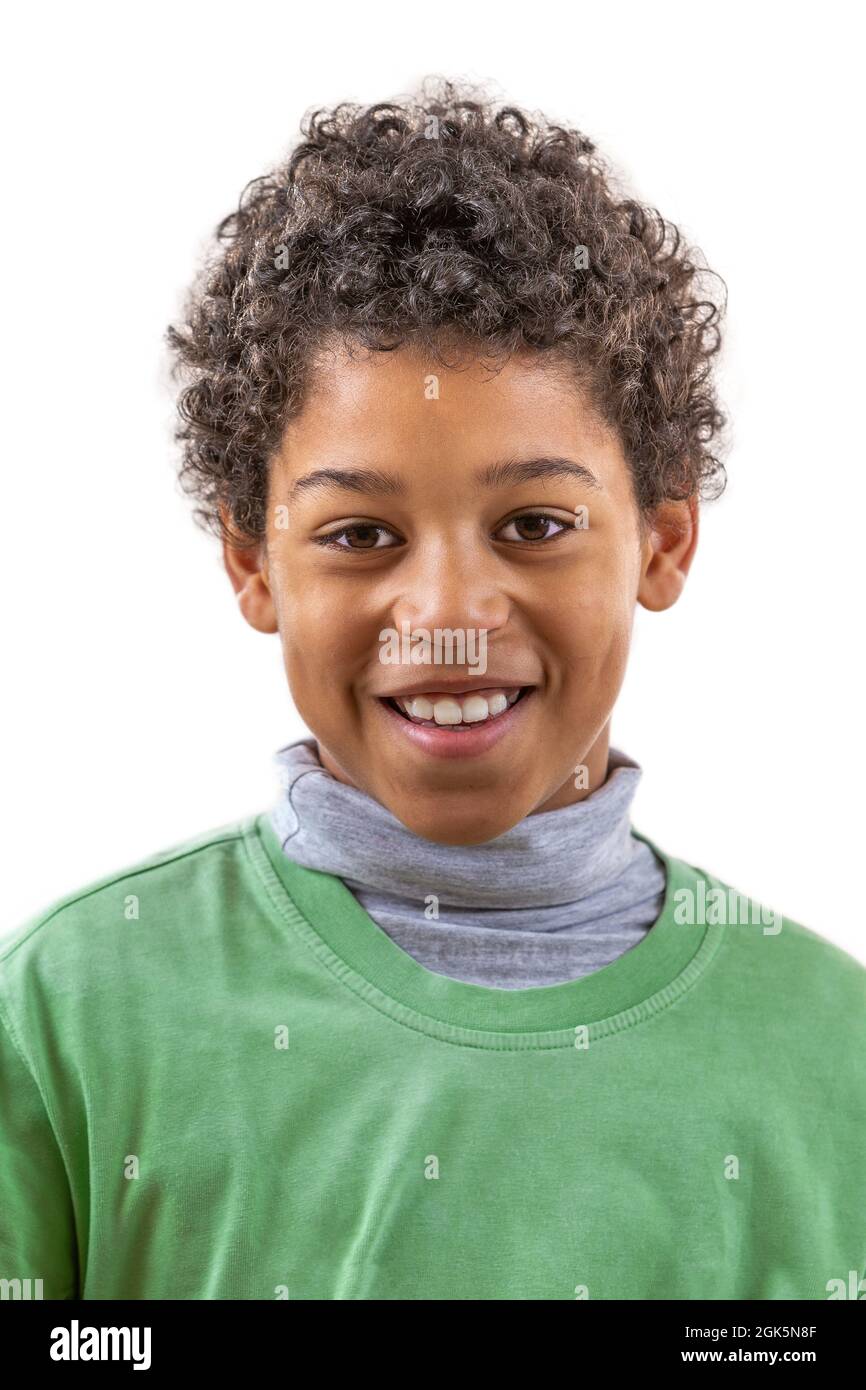 Piccolo ritratto biraciale sorridente su primo piano bianco. Buon sorriso su sfondo bianco Foto Stock