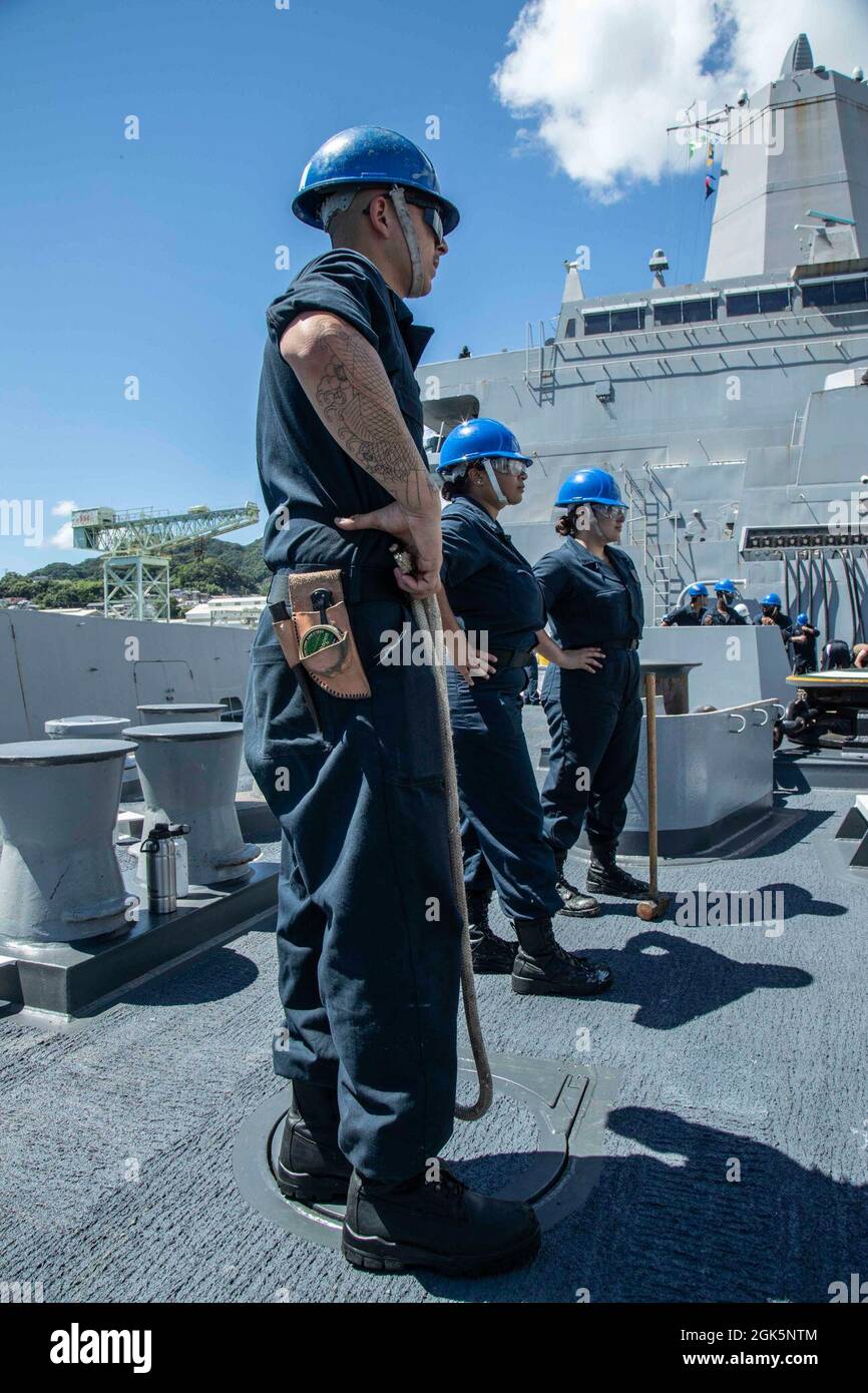 210809-N-YP246-1013 OCEANO PACIFICO (AGOSTO 9, 2021) i marinai sono l'uomo del fo'c'sle durante un'evoluzione in corso a bordo della nave portuale di trasporto anfibio USS Green Bay (LPD 20). Green Bay, parte di Amphibious Squadron 11, opera nell'area di responsabilità della settima flotta degli Stati Uniti per migliorare l'interoperabilità con alleati e partner e funge da pronta forza di risposta per difendere la pace e la stabilità nella regione Indo-Pacific. Foto Stock