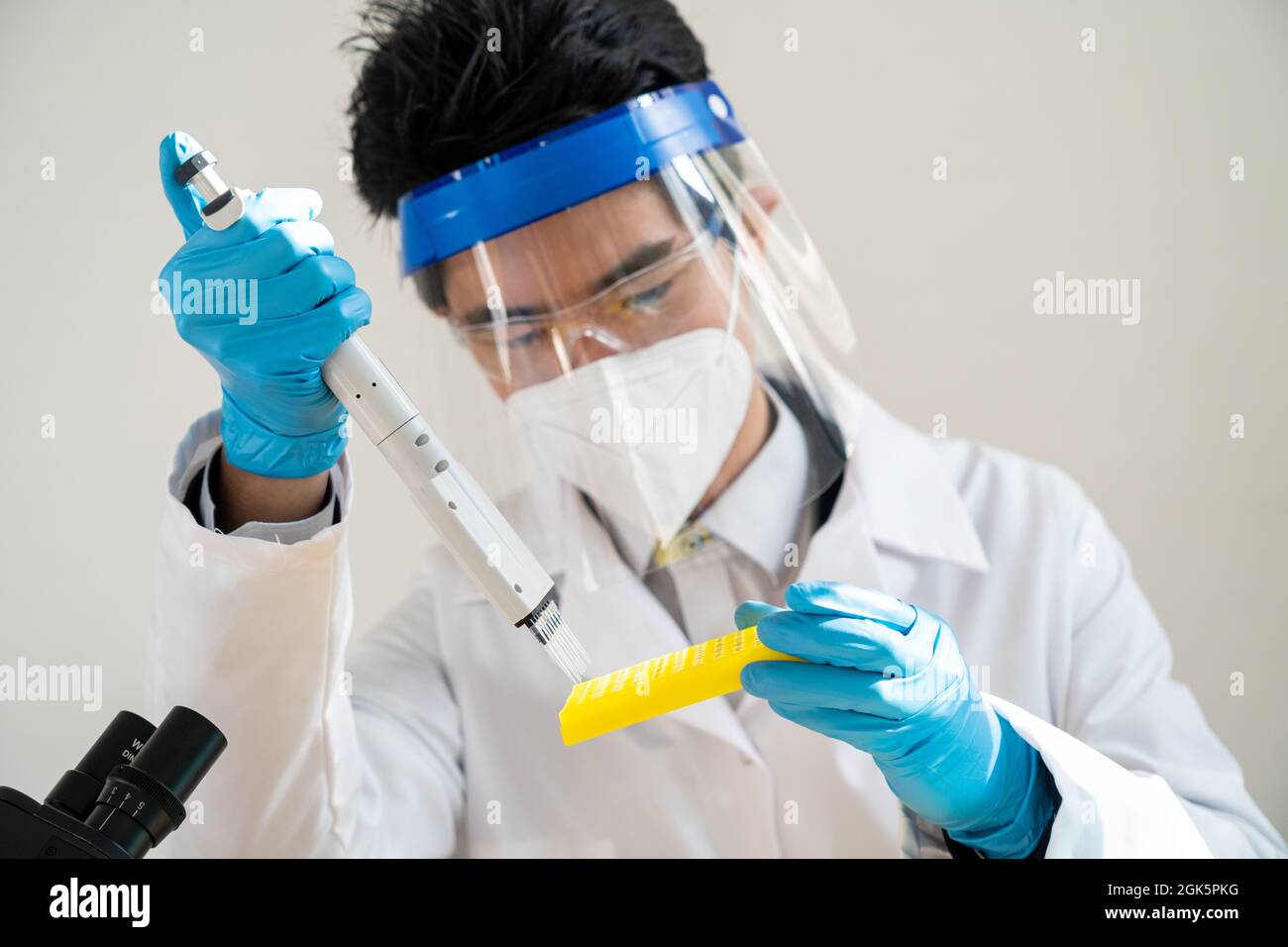 Assistente di laboratorio che conduce esperimenti per la ricerca di laboratorio. Foto Stock