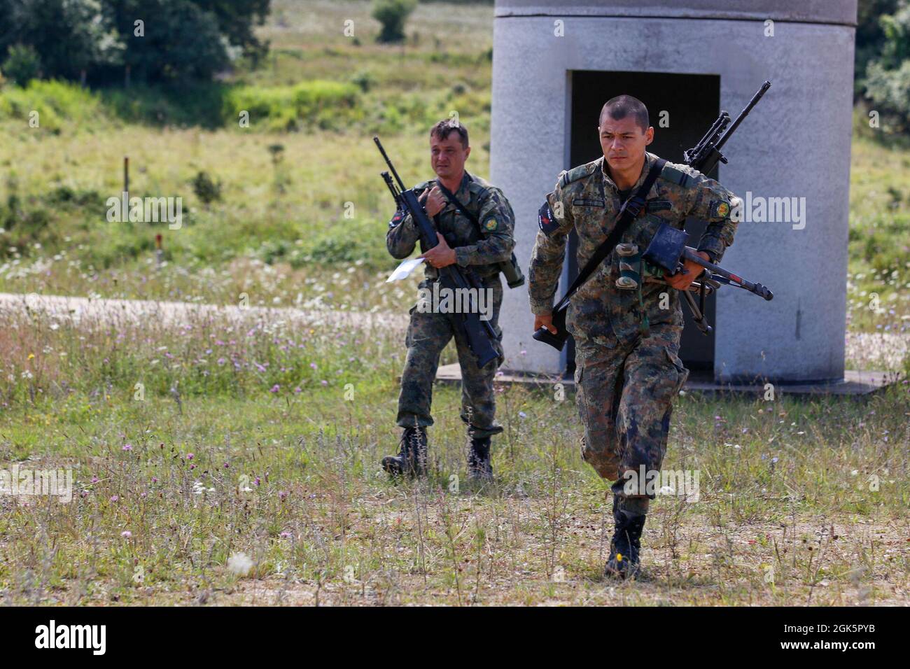 Dimitar Dimirev, a destra, e Nikolay Atanasov, una squadra di cecchini bulgara, corrono nella prossima parte del loro evento durante la stima della gamma del concorso europeo Best Sniper Team Competition, su Hohenfels, Germania, 10 agosto 2021. L'EBSTC 2021 è un concorso di abilità organizzato dal 7° Army Training Command, diretto dall'Europa e dall'Africa degli Stati Uniti, che comprende 14 alleati e nazioni partner della NATO partecipanti all'Hohenfels Training Area del 7° ATC, dall'8 al 14 agosto. L'EBSTC è progettato per migliorare la professionalità e migliorare esprit de Corps. Foto Stock