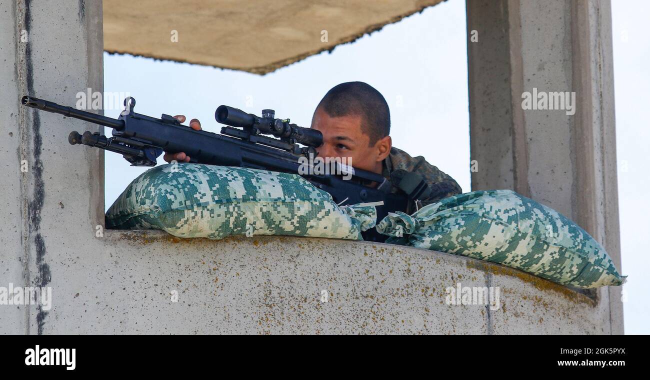 Dimitar Dimitev un cecchino bulgaro, cerca obiettivi da una torre durante l'evento di stima della gamma del Concorso europeo Best Sniper Team, su Hohenfels, Germania, 10 agosto 2021. L'EBSTC 2021 è un concorso di abilità organizzato dal 7° Army Training Command, diretto dall'Europa e dall'Africa degli Stati Uniti, che comprende 14 alleati e nazioni partner della NATO partecipanti all'Hohenfels Training Area del 7° ATC, dall'8 al 14 agosto. L'EBSTC è progettato per migliorare la professionalità e migliorare esprit de Corps. Foto Stock