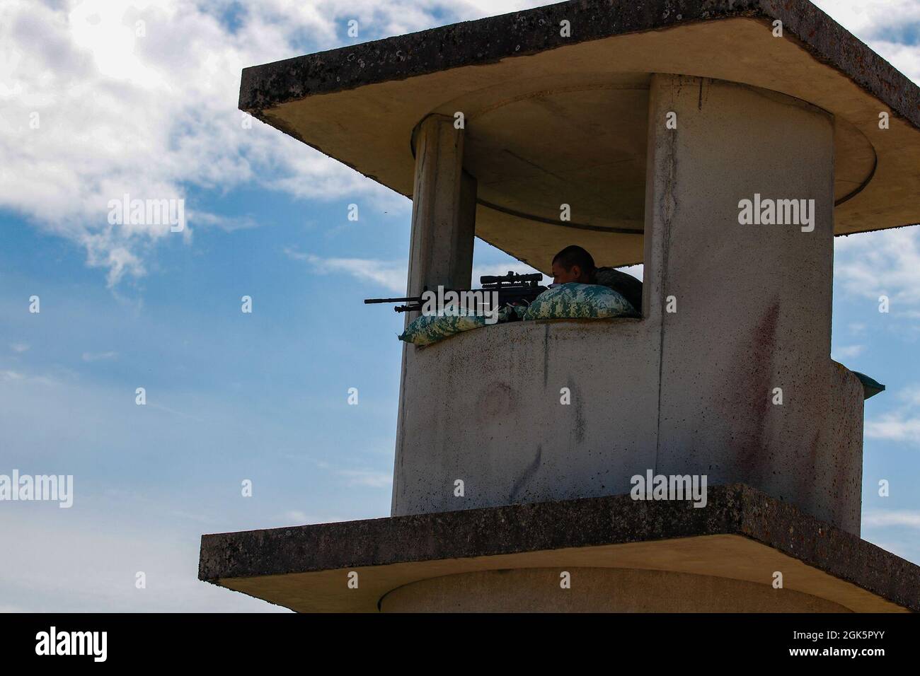 Dimitar Dimitev un cecchino bulgaro, cerca obiettivi da una torre durante l'evento di stima della gamma del Concorso europeo Best Sniper Team, su Hohenfels, Germania, 10 agosto 2021. L'EBSTC 2021 è un concorso di abilità organizzato dal 7° Army Training Command, diretto dall'Europa e dall'Africa degli Stati Uniti, che comprende 14 alleati e nazioni partner della NATO partecipanti all'Hohenfels Training Area del 7° ATC, dall'8 al 14 agosto. L'EBSTC è progettato per migliorare la professionalità e migliorare esprit de Corps. Foto Stock