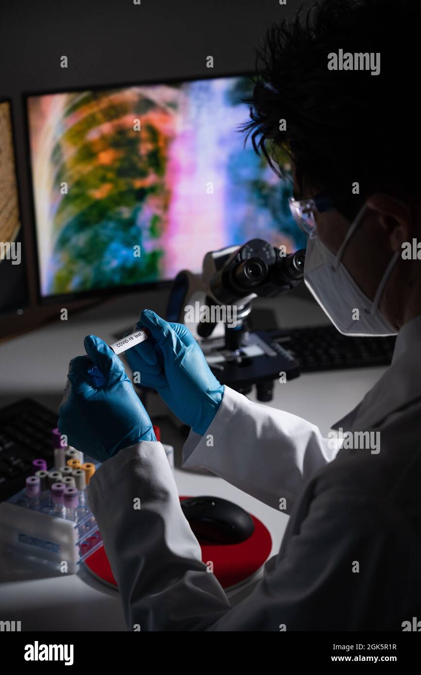 Esami del sangue per lo screening di Covid-19 e immagini radiografiche o TC di pazienti infetti. Foto Stock