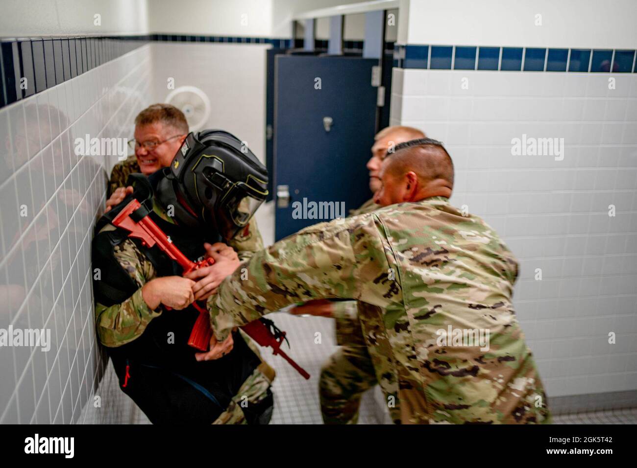 114th Fighter Wing Airmen combattere uno sparatutto simulato durante un esercizio di addestramento sparatutto attivo come parte del 2021 Readiness Exercise 10 agosto 2021, a Joe Foss Field, La formazione fa parte del concetto Multicapable Airmen per garantire che i South Dakota Air National Guardsmen non solo siano competenti nei loro compiti primari, ma siano anche più letali e sopravvivibili in qualsiasi ambiente. Foto Stock