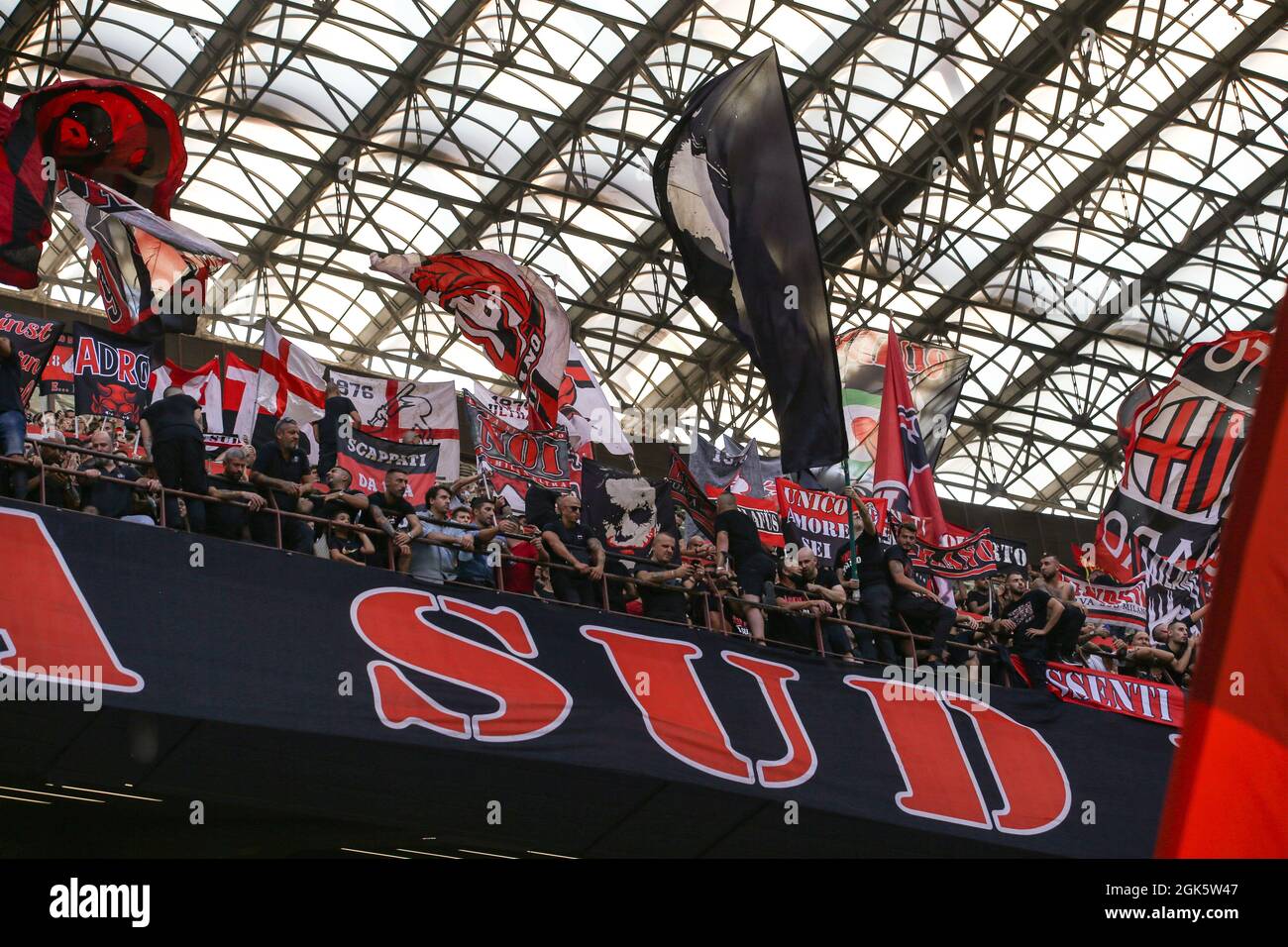 Milano, 12 settembre 2021. AC Milan tifosi nella curva sud durante la serie A a partita a Giuseppe Meazza, Milano. Il credito d'immagine dovrebbe essere: Jonathan Moscrop / Sportimage Foto Stock