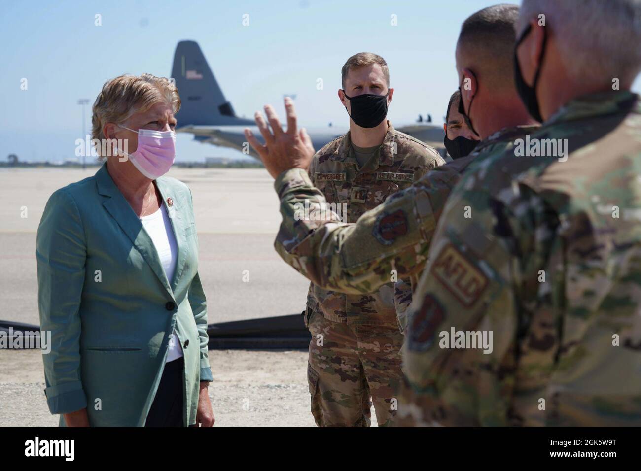 Christopher Lutz, della 146a Ala Airlift, e Julia Brownley, un rappresentante della California, farete un tour della linea di volo alla Stazione della Guardia Nazionale aerea di Channel Islands, Port Hueneme, California. 10 agosto 2021. Durante la visita di Brownley, il congressuale ha incontrato alti leader dell'ala per discutere la missione di estinzione aerea nota come MAFFS (Modular Airborne Fire Fighting System) e per partecipare a futuri progetti di sviluppo sull'installazione. Foto Stock