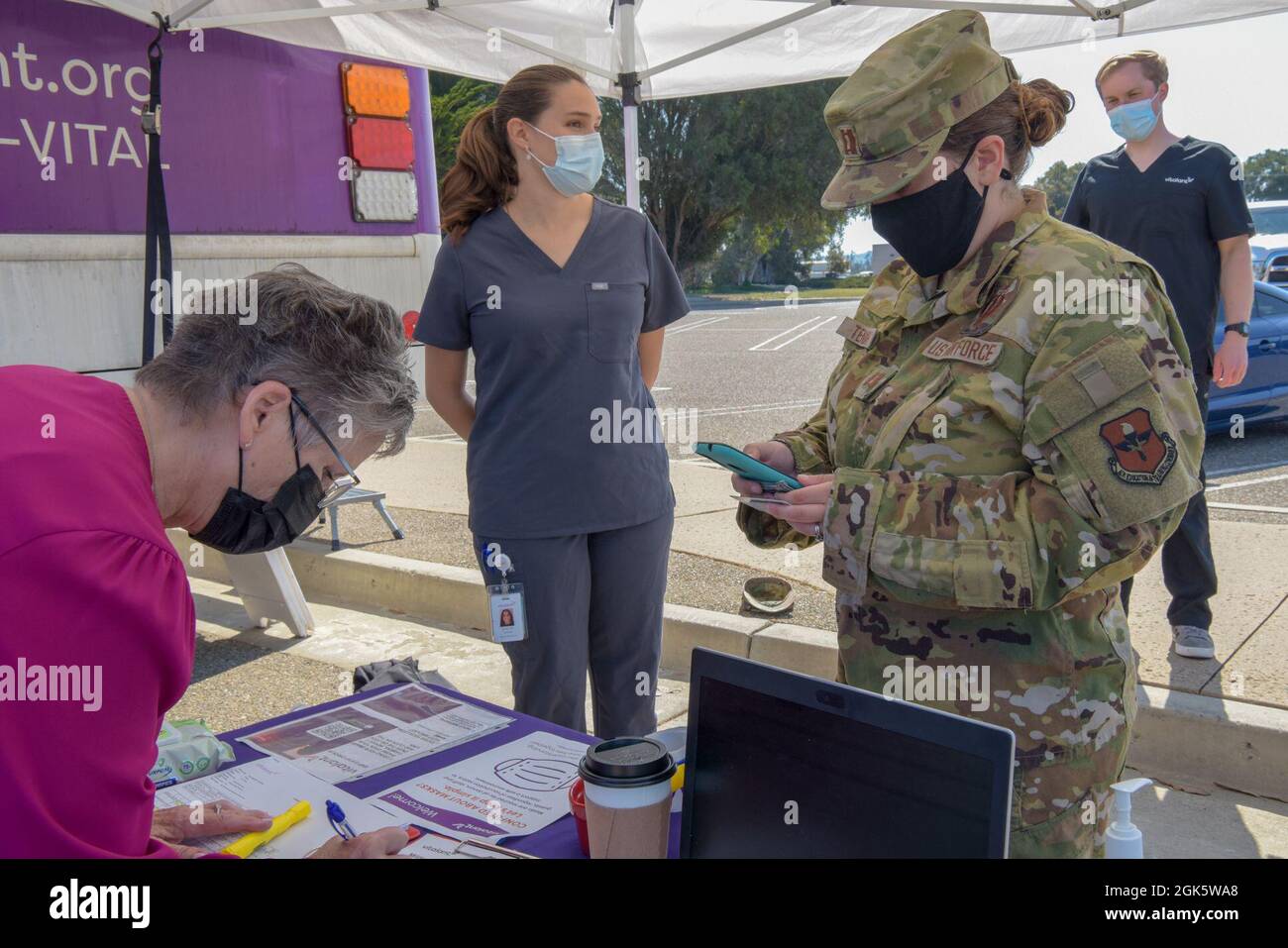 Capt. Jennifer Tenumah, 532nd Training Squadron courseware Developer, si accerta per il suo appuntamento di donazione nel parcheggio di base Exchange sulla base della forza spaziale di Vandenberg, California, 10 agosto 2021. Vitalant, un'organizzazione di donazione senza scopo di lucro, è venuto a Vandenberg SFB per tenere un sangue guida per la prima volta in circa 18 mesi a causa della pandemia. Foto Stock